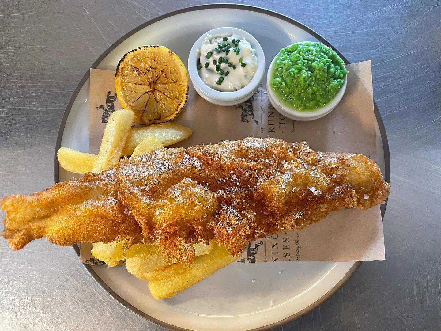 I T&rsquo;S  F R I D A Y !!!

Perfect weather to enjoy our gluten free fish &amp; chips with a nice cold beer 🍺

#Mickleham #Dorking #PubsOfInstagram #Surrey #SurreyHills #BoxHill #SurreyLife #SurreyLifestyle #VisitSurrey #michelinguide #estrellatop