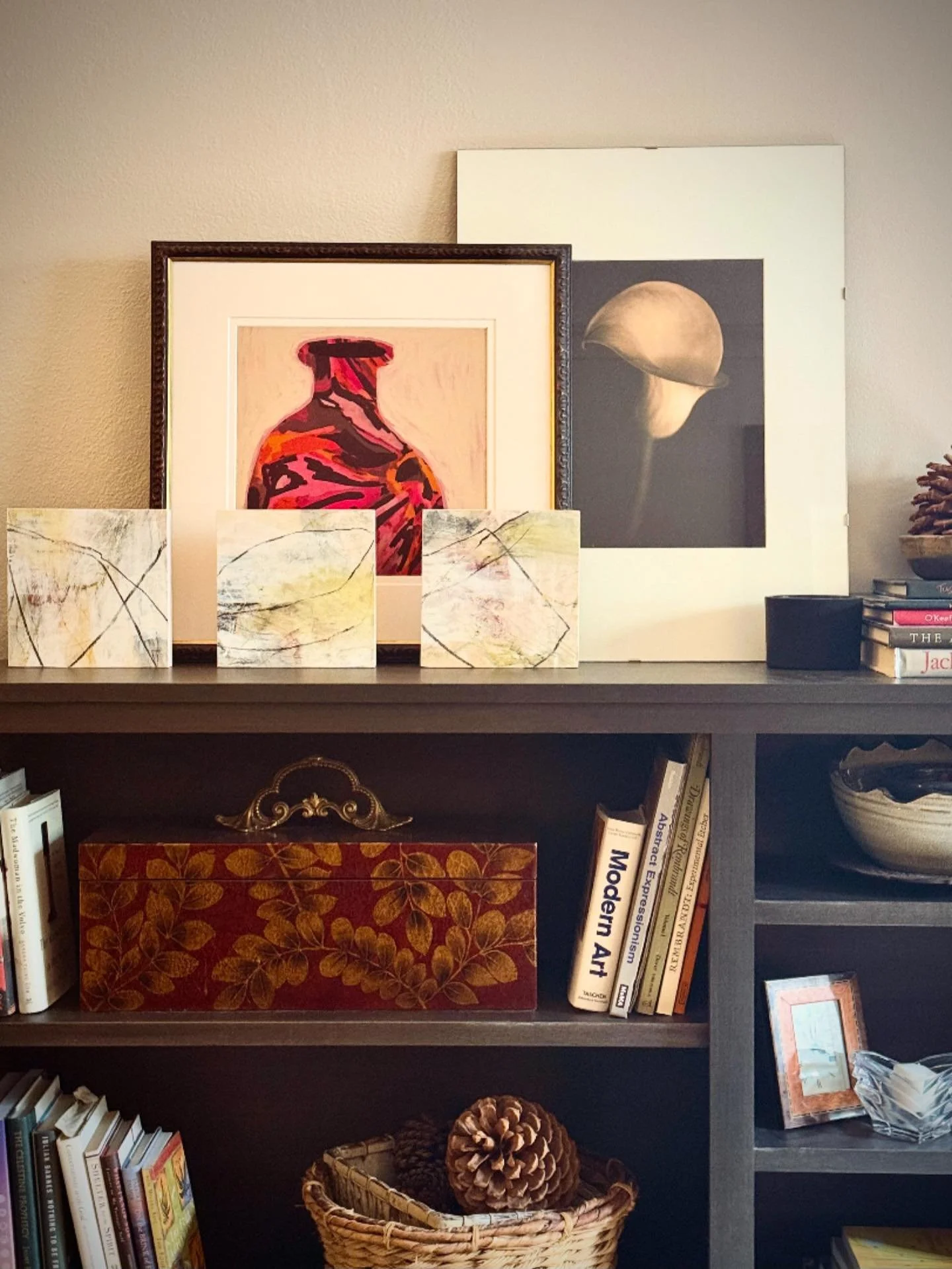Another artwork framed and coexisting quite nicely with photography and abstracts. 

Found this frame (including the linen double mat) at a thrift shop for $8. What a treasure!

Artwork and photography by Cynthia Berg. 

#scandihome #scandinaviandesi