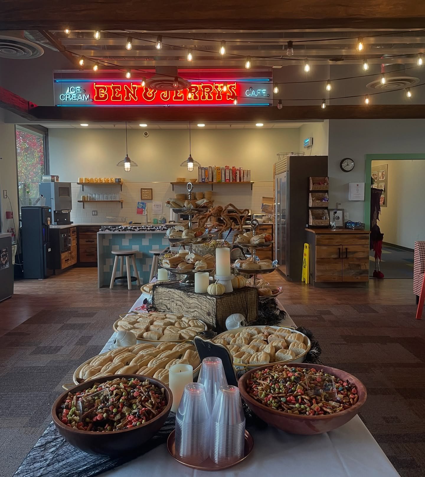 🎃Thank BOO 👻 @benandjerrys for summoning us to cast a spell on one spooktacular Halloween drop-off lunch spread! ☠️🍸🪦🎃🔮🕸️

😱 Drop dead into the DMs if you&rsquo;re looking for a creative way to bring joy to your team, we&rsquo;ve got a whole 