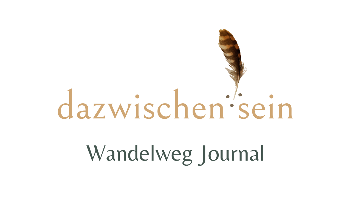 Schriftzug dazwischen sein mit der Feder aus dem seinwärts wachsen Logo