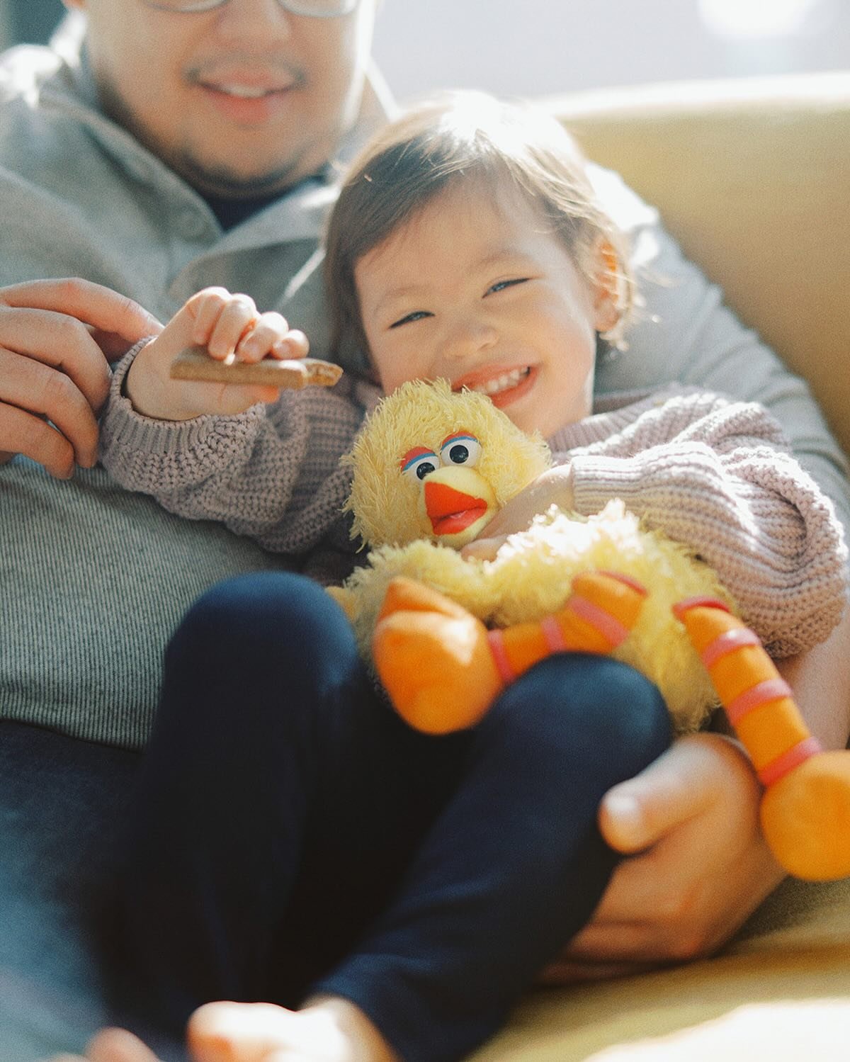 Just sharin&rsquo; a snack with Big Bird.