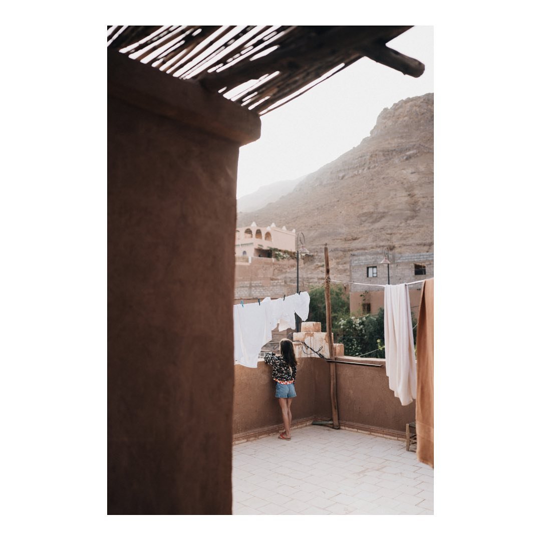 Puisqu&rsquo;il faut bien un d&eacute;but, voici une premi&egrave;re s&eacute;rie d&rsquo;images captur&eacute;es lors de notre aventure au Maroc ☀️

Les beaux paysages de Zagora, des moments paisibles au coucher du soleil, et l&rsquo;incontournable 