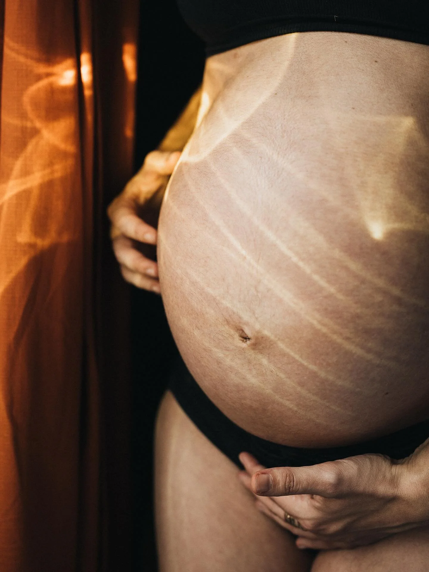 Mon obsession de photographe? Trouver la lumi&egrave;re, partout, tout le temps 💫 
.
Je suis Amandine, photographe de grossesse, de naissance et de famille &agrave; Lyon.
J&rsquo;imagine pour les familles et les marques des images po&eacute;tiques e