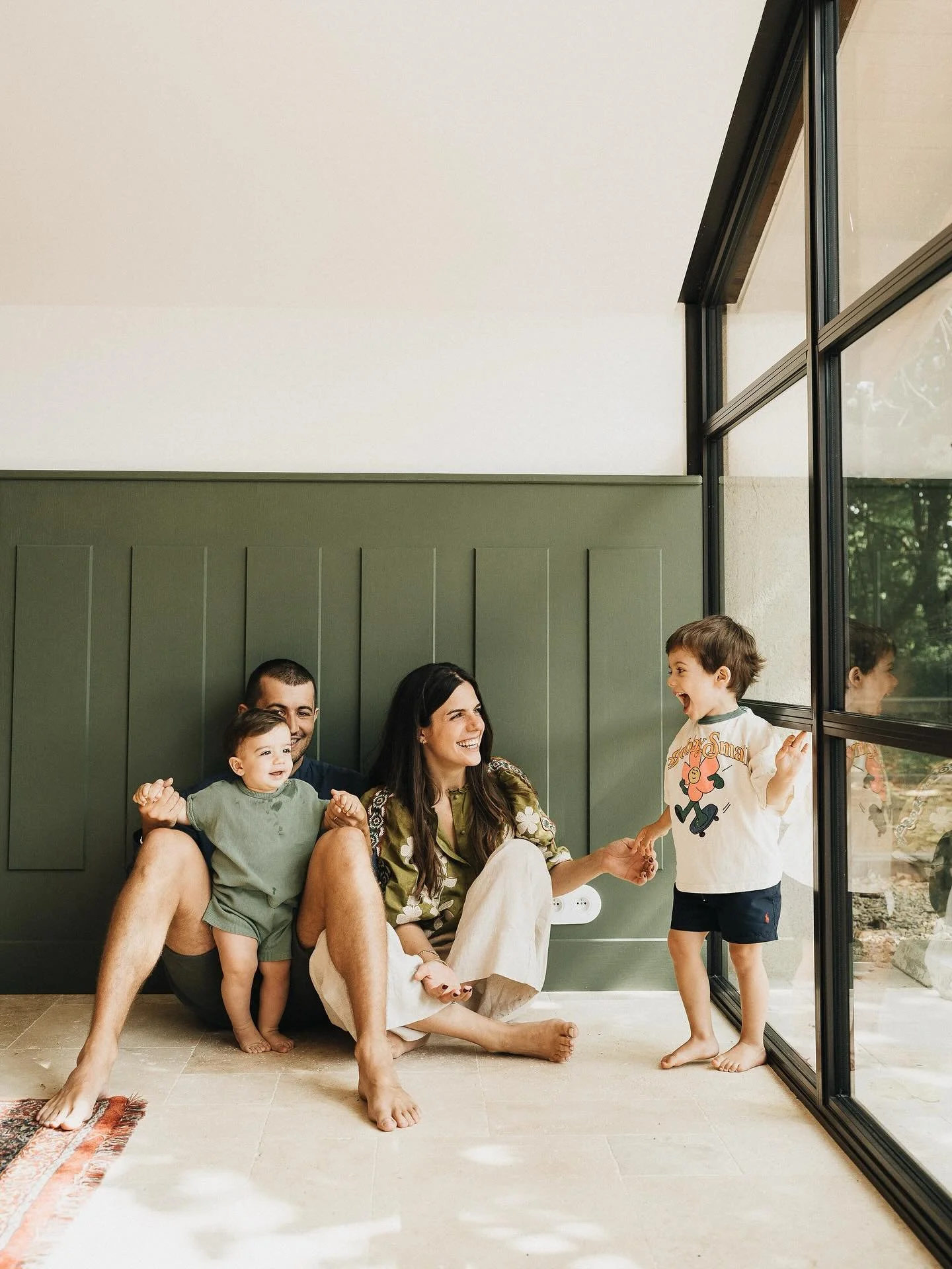 Les portraits de famille, c&rsquo;est toujours un &eacute;quilibre entre mes id&eacute;es et les envies des enfants 😉

Je sugg&egrave;re, je guide un peu parfois, mais je laisse surtout la place &agrave; ce qui se passe vraiment.

Pour des images vi