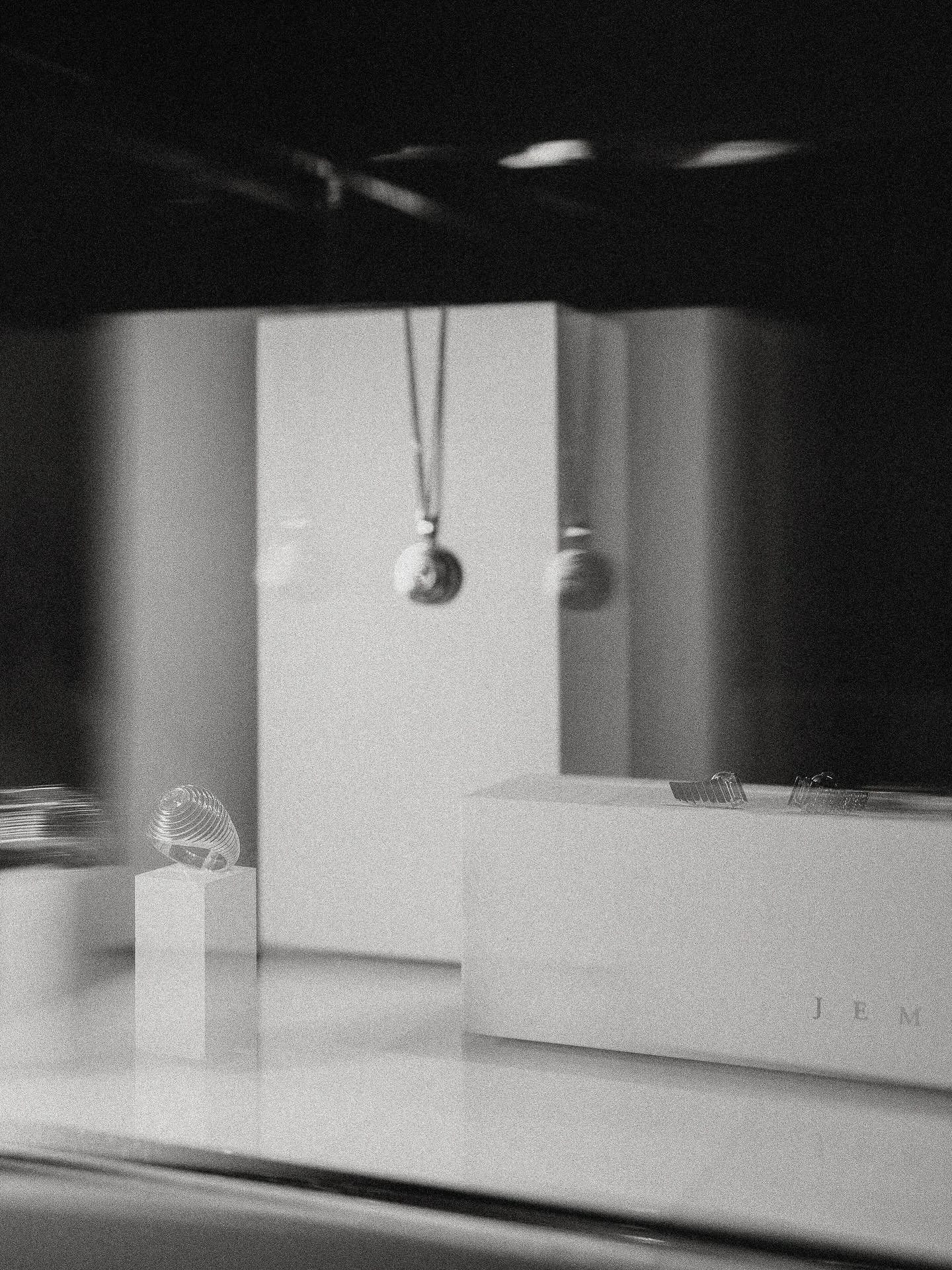 La beaut&eacute; des bijoux @jem_jewellery , hier soir lors du lancement de la nouvelle collection

Si vous ne connaissez pas encore cette marque de joaillerie &eacute;thique, allez vite y jeter un &oelig;il : c&rsquo;est vraiment tr&egrave;s beau ✨