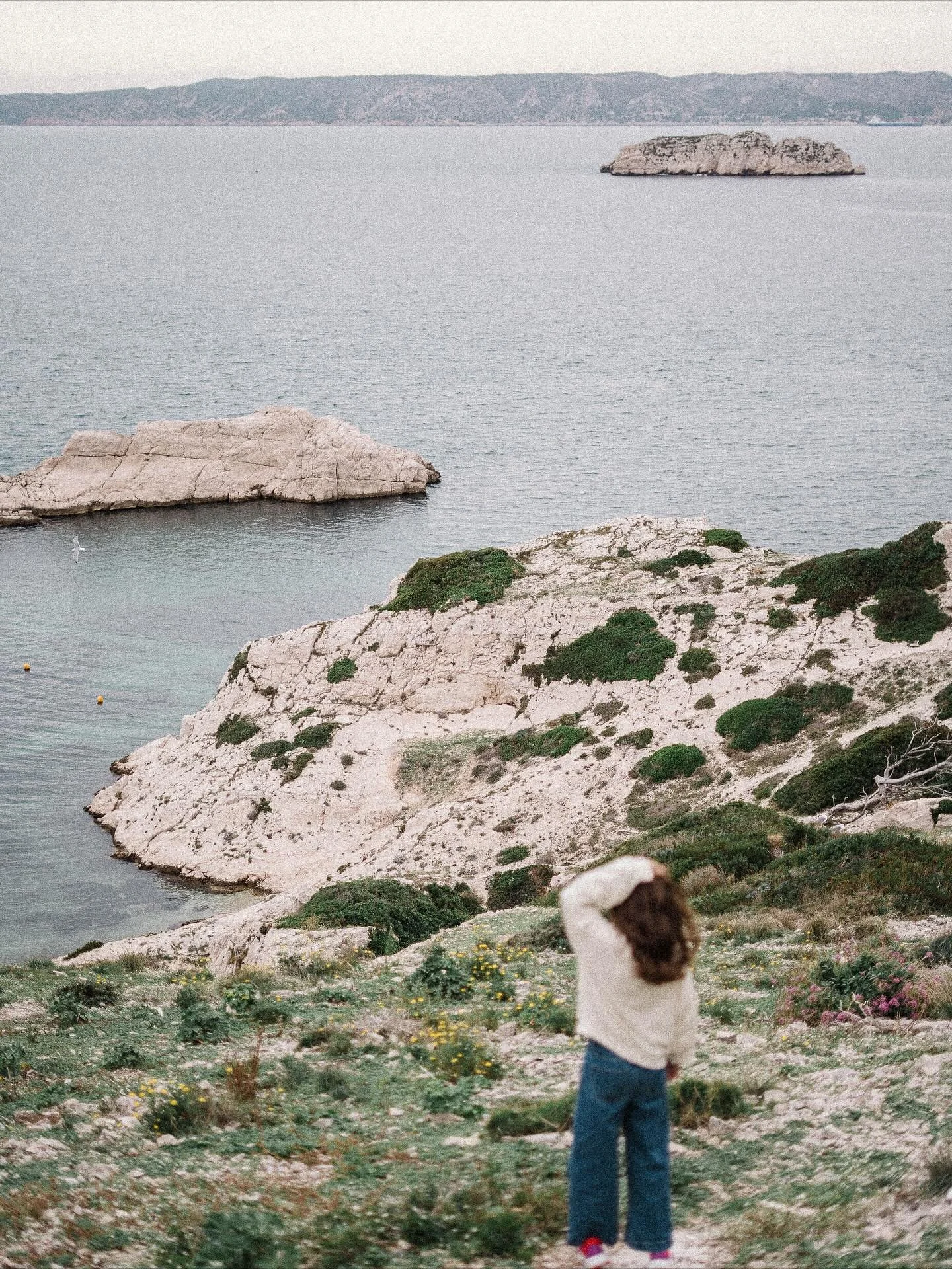 Marseille en famille c&rsquo;est &hellip;
Faire de longues balades en bord de mer du vent dans les cheveux aux Goudes 
Visiter le ch&acirc;teau d&rsquo;If (avec le petit livret pour enfant 👌🏻) et explorer les &icirc;les du Frioul sous un temps nuag
