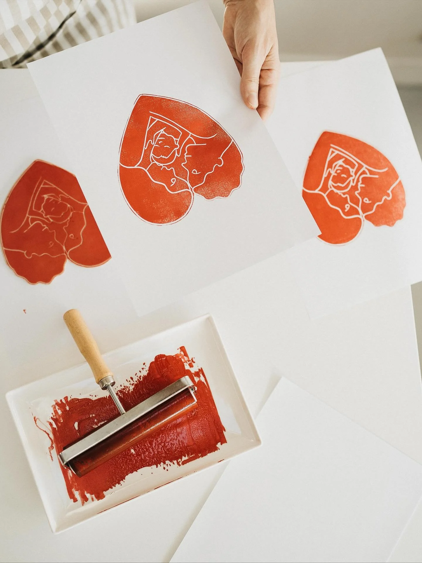 Portrait d&rsquo;artiste avec une immersion dans l&rsquo;atelier de @berengere_derenne 

Ensemble, nous avons imagin&eacute; des images qui r&eacute;v&egrave;lent tout le processus cr&eacute;atif derri&egrave;re chaque (magnifique 💥) illustration.

