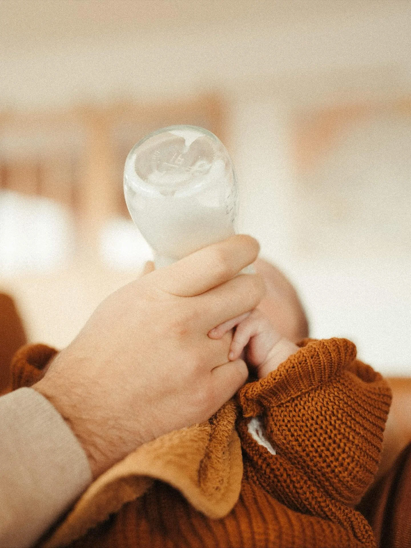 Le calme du biberon, la lumi&egrave;re du matin,
et la douceur des tout d&eacute;buts &hellip;
.
Je suis Amandine, photographe de grossesse, de naissance et de famille &agrave; Lyon.
J&rsquo;imagine pour les familles et les marques des images po&eacu