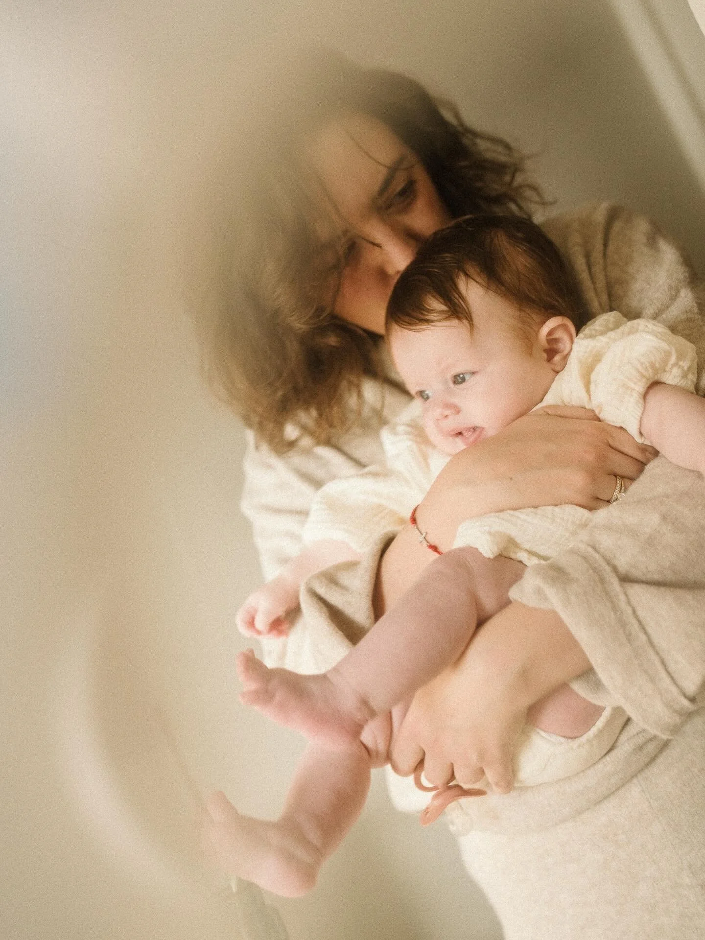 &Ecirc;tre l&agrave;.
Aussi dans les souvenirs. 
.
Je suis Amandine, photographe de grossesse, de naissance et de famille &agrave; Lyon.
J&rsquo;imagine pour les familles et les marques des images po&eacute;tiques et graphiques, inspir&eacute;es du r
