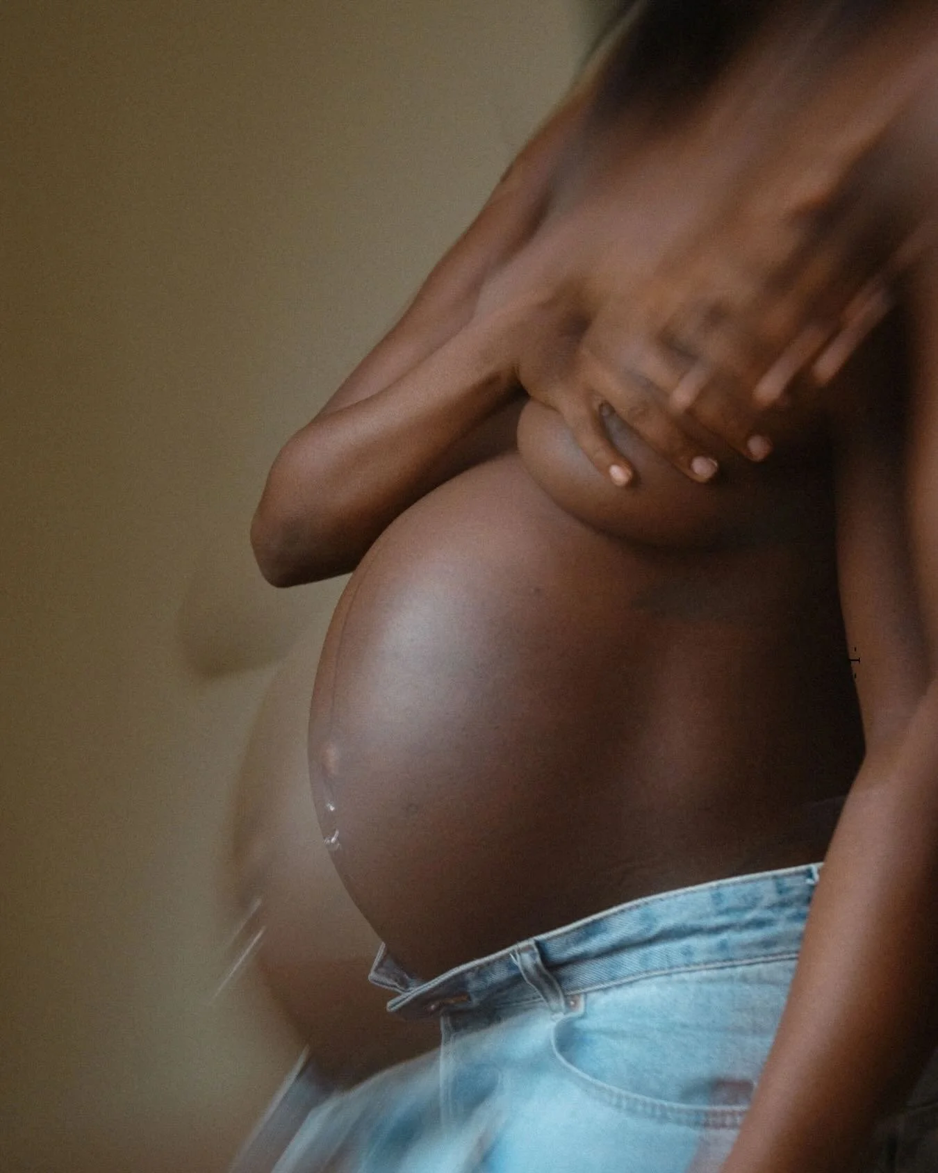 Beaut&eacute; 
.
Je suis Amandine, photographe de grossesse, de naissance et de famille &agrave; Lyon.
J&rsquo;imagine pour les familles et les marques des images po&eacute;tiques et graphiques, inspir&eacute;es du r&eacute;el.

💌 Une envie, une id&