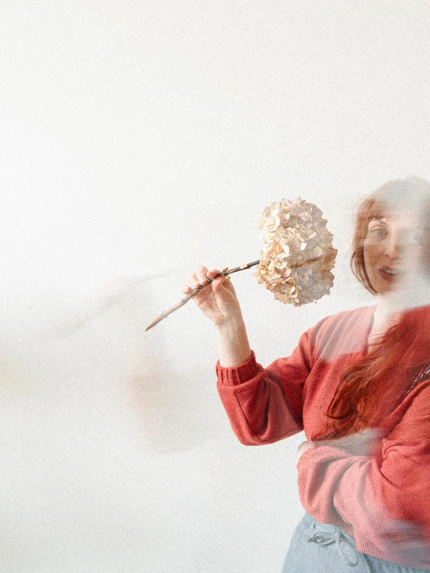 Un portrait pro, ce n&rsquo;est pas forc&eacute;ment lisse.

Avec @ofeliedesign, on a cherch&eacute; quelque chose de plus sensible, de plus personnel. 
Des images qui lui ressemblent vraiment.
. 
Je suis Amandine, photographe personal branding &agra