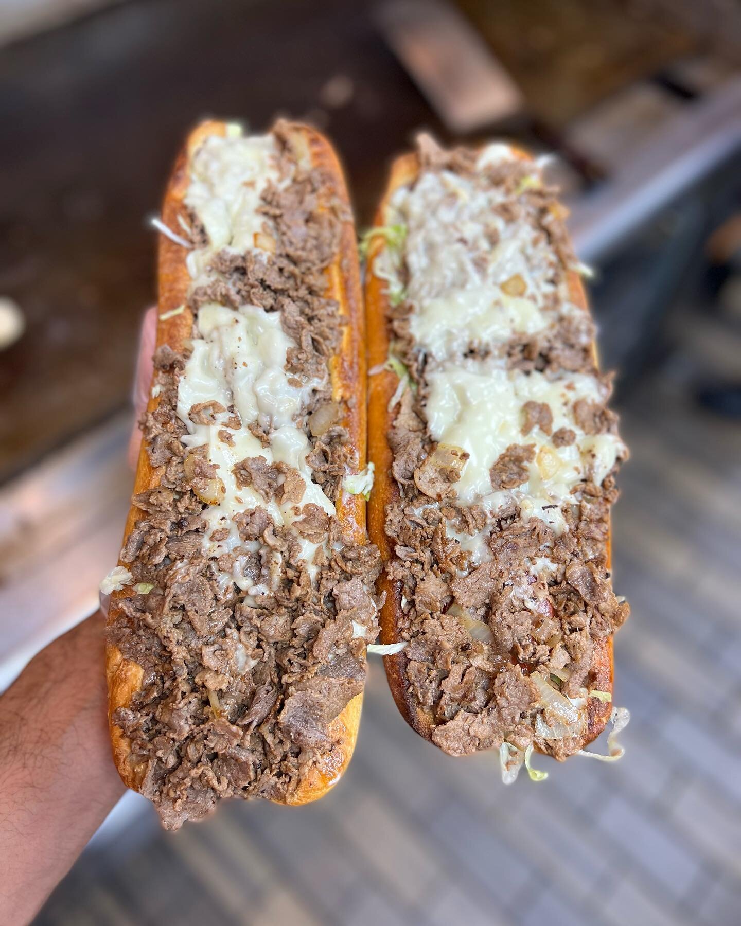 Top quality of 1/2 pound sirloin steak topped with American cheese with fresh mushrooms and fried onions on daily fresh baked roll 🥖 🥩 🧀 🍄 🧅 #philly#philadelphiafoodie
#phillypizza #phillyfoodforeal #phillyfoodblogger #philadelphiafood #openinph