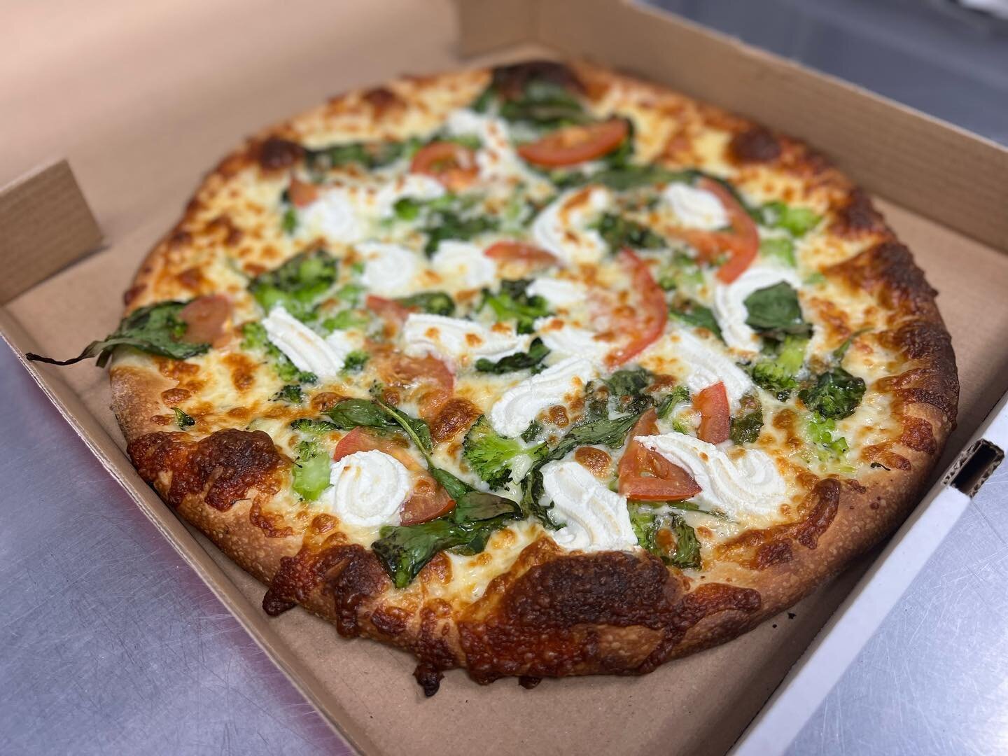 Di Napoli pizza made with olive oil and fresh garlic with broccoli, spinach , tomato and ricotta cheese garlic 🧄 🧀 🍅 🌿 🥦#phillypizza #phillyfoodforeal #phillyfoodblogger #philadelphiafood #openinphl #phillyfood #bestpizzaphilly #sesamecrustpizza