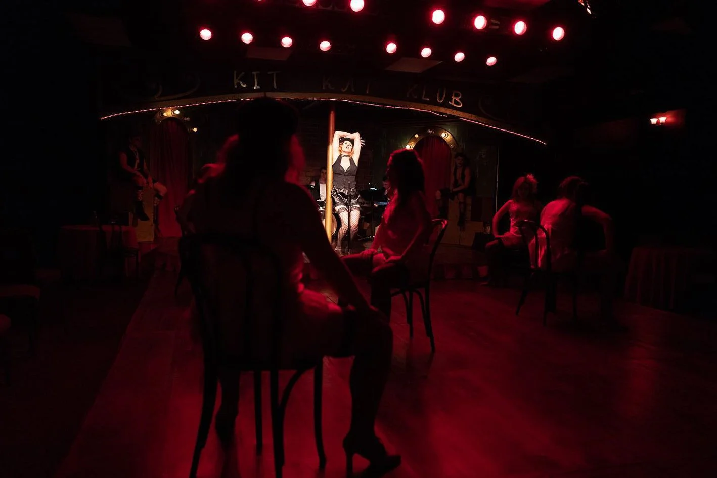 A #flashbackfriday to Cabaret at @jettheatre from 2019. Some pictures provided by the theatre. 

Directed by Chris Bremer 
Choreography by Debbie Williams @debbiewnyc 
Scenic design by Stephanie Baugher
Lighting Design by Neil Koivu @neilkoivu 
Costu