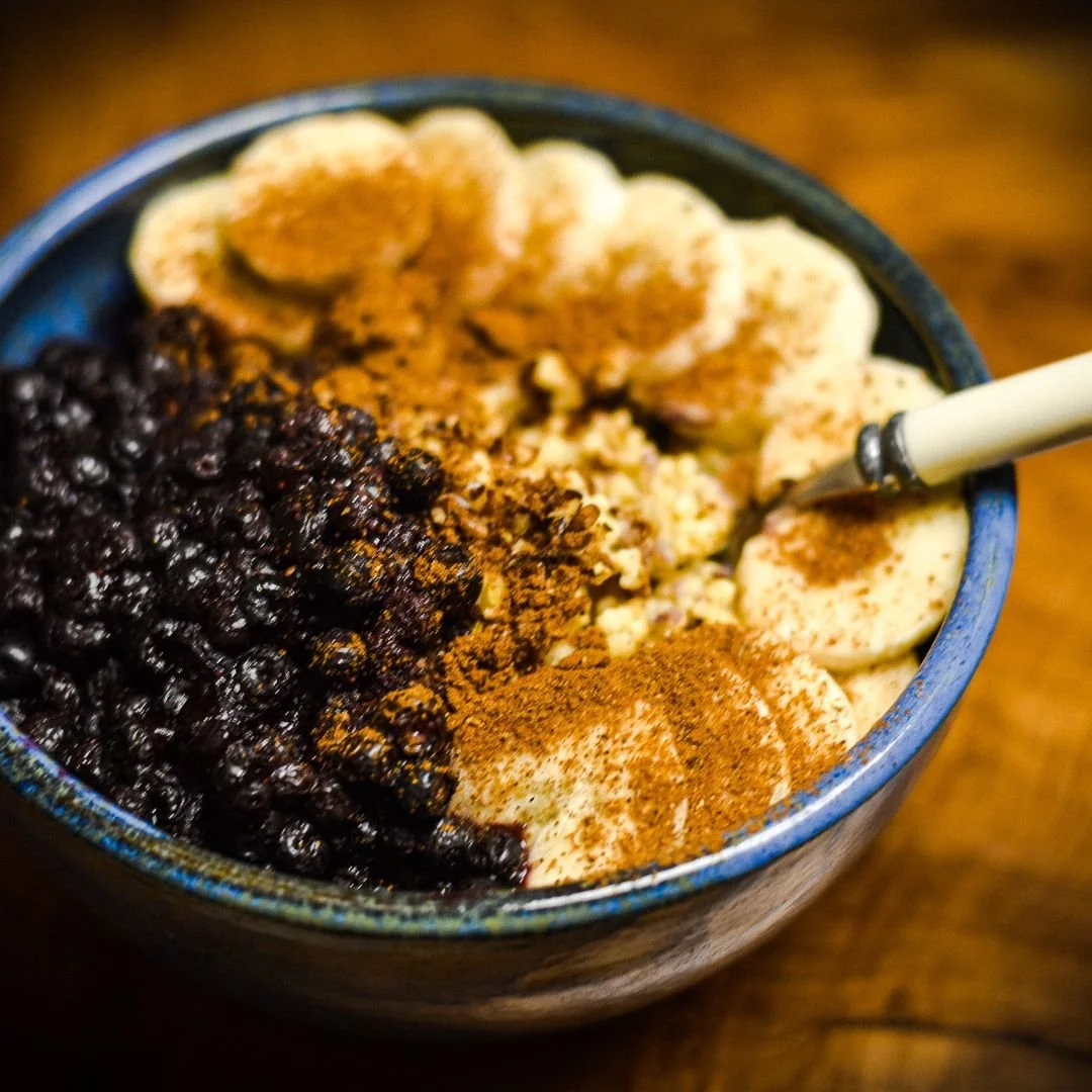 Es ist mal wieder Zeit f&uuml;r ein Rezept &ndash; und was gibt&rsquo;s Besseres, als den Tag mit einem n&auml;hrenden Fr&uuml;hst&uuml;ck zu beginnen? 😊

Ich bin ein gro&szlig;er Fan von Hirse! Besonders wenn ich gekochte Hirse &uuml;brig habe find