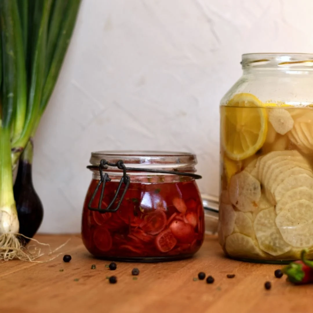 **Radieschen, Rettich und Co. bei PMS?**🌱 

Wusstest du, dass eine gewisse Pflanzenfamilie durch spezifische Inhaltsstoffe dazu in der Lage ist einer &Ouml;strogendominanz vorzubeugen?

Nein?

Ich spreche von den Kreuzbl&uuml;tlern! Diese sind neben