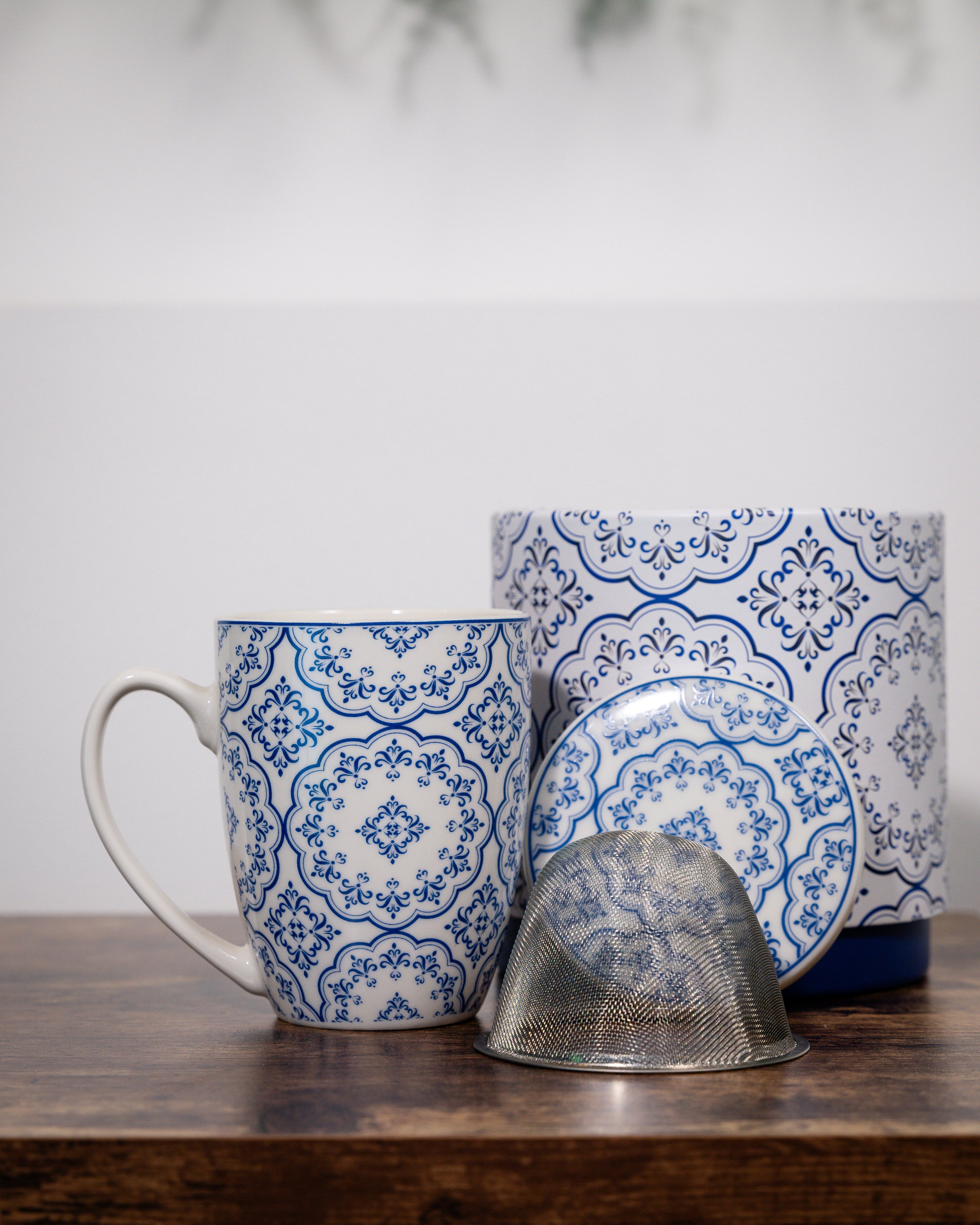 Teetasse mit blauem Design