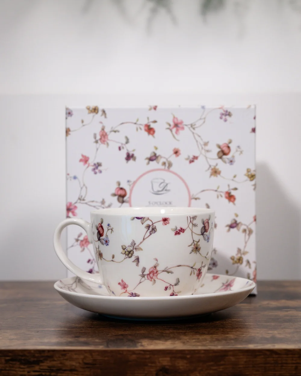 Verspielte Tasse mit Blumenmuster — Für ein gesünderes Leben