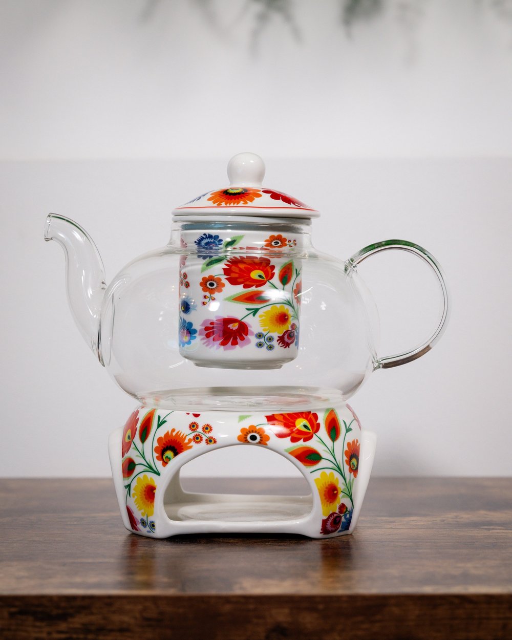 Bunte Glaskanne mit floralem Design — Für ein gesünderes Leben