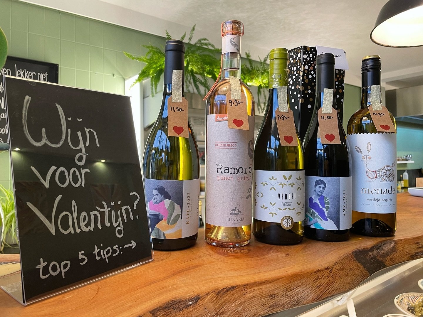 Last-minute wijn voor Valentijn? Stuur een berichtje om jouw wijn te reserveren of kom morgen langs in de winkel 💝
.
.
.
#denhelder #vino #wijn #valentijnsdag #deli #bio #chardonnay #syrah #pinotnoir #grenache #verdejo #pecorino #priorat