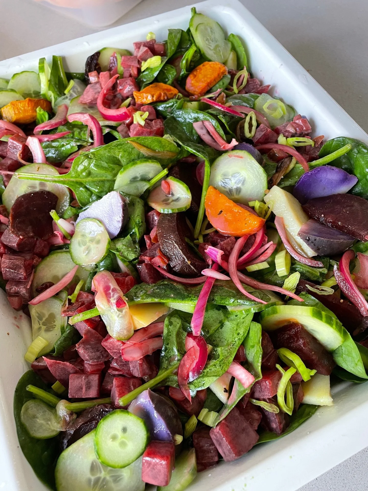 Hoe pakten wij 2025 anders aan? 🪩 Door nog meer variatie te bieden aan kleuren (eat the rainbow 🌈 😋), onze sauzen en dips naar de wensen van onze klanten te maken (pittig 🌶️ of liever niet?) en nog slimmer in te kopen, wat weer onnodig plastic af