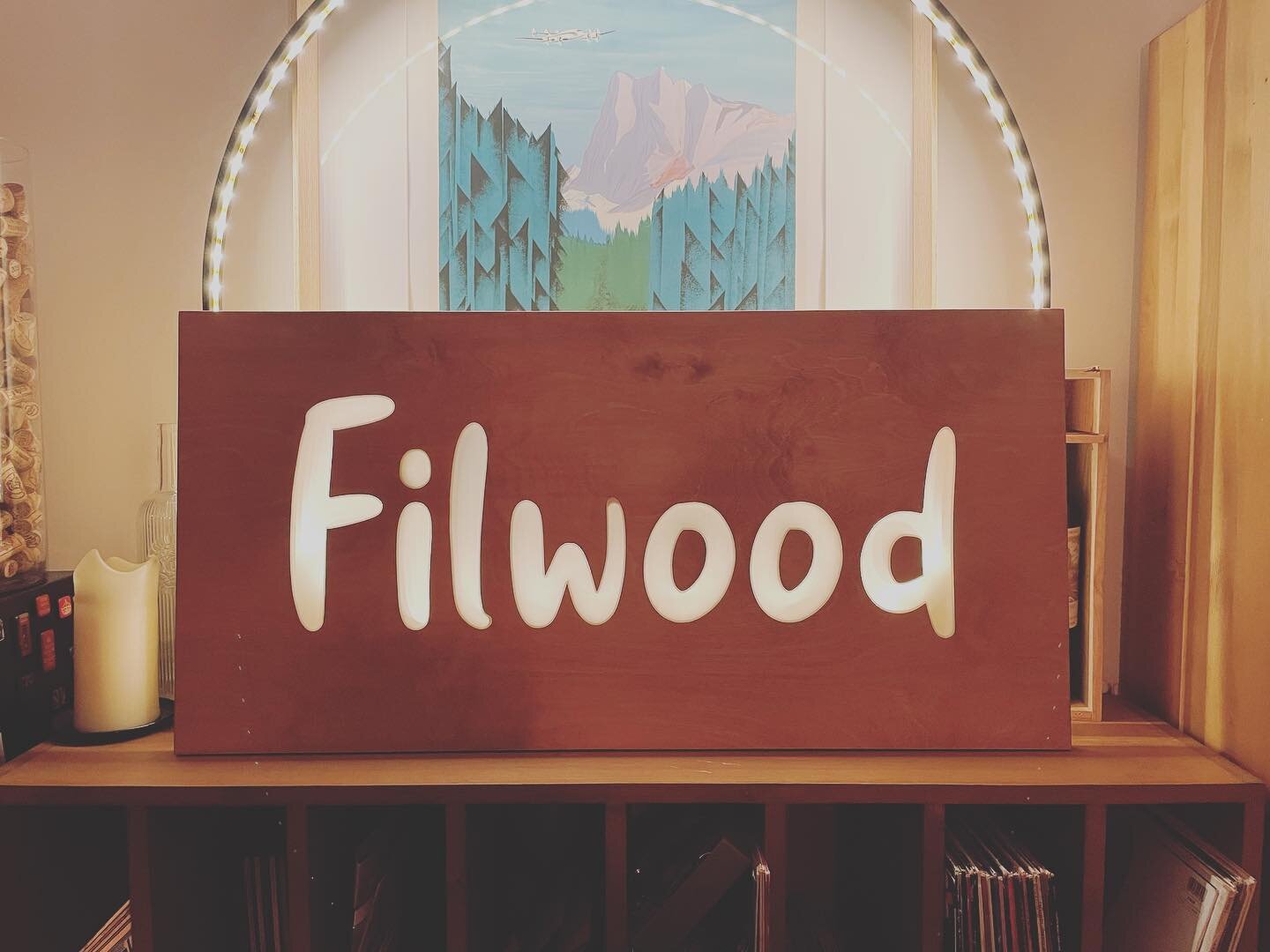 Aujourd&rsquo;hui Filwood f&ecirc;te ses 1 an 🎂. Une ann&eacute;e riche d&rsquo;exp&eacute;riences et de rencontres avec d&eacute;j&agrave; de beaux projets r&eacute;alis&eacute;s 😁. Merci pour votre confiance 🙂Merci &agrave; @cncy.studio pour cet