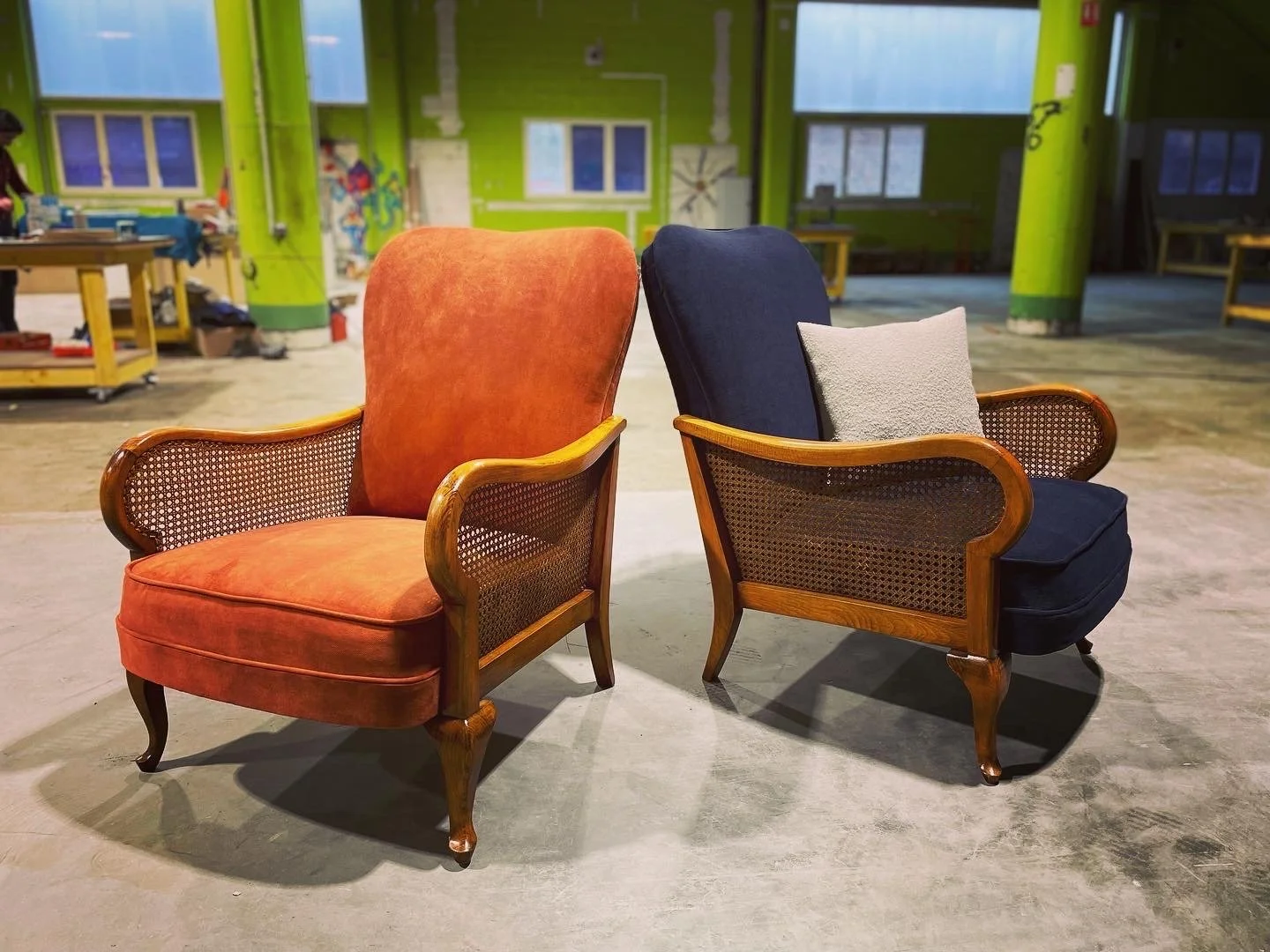 Restauration complète de deux fauteuils avec accotoir en cannage, finition passepoil, l’un en velours cuivre de chez Dassonville et l’autre
en tissus bleu anti tache de chez Casal.