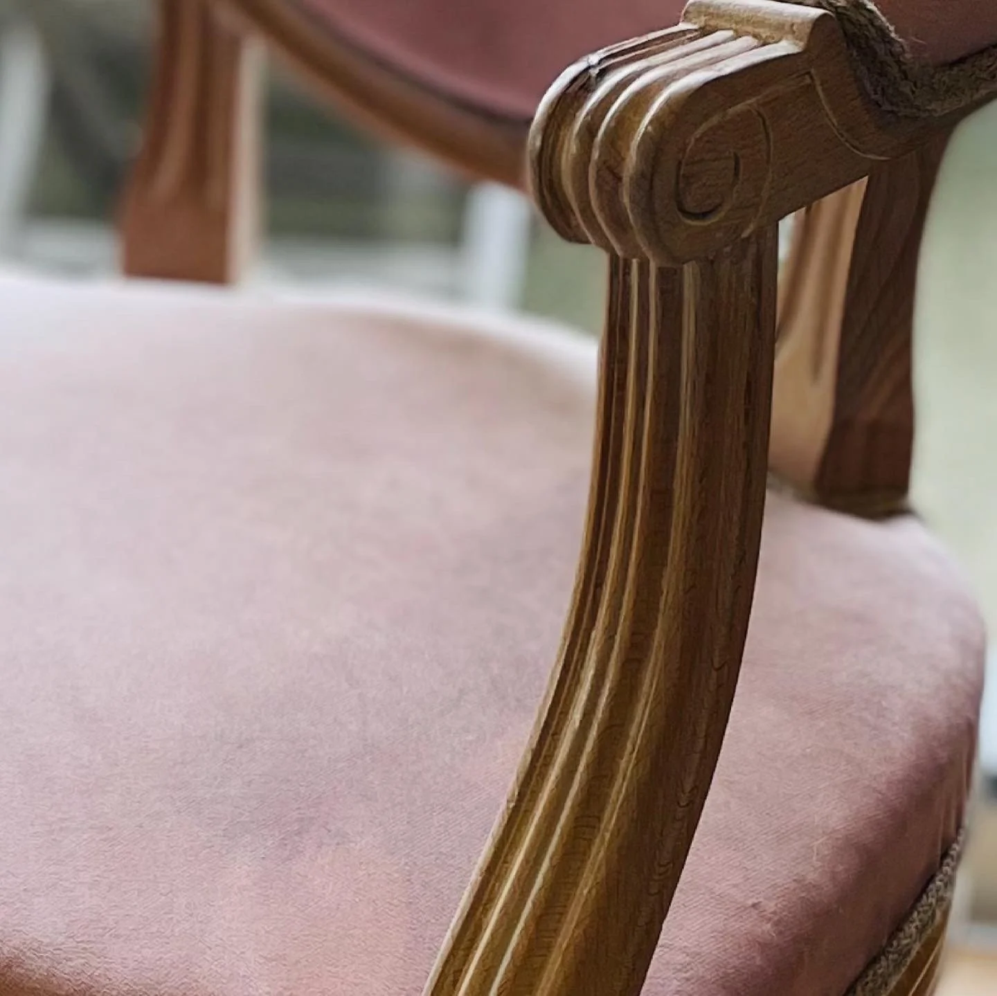 Fauteuil Cabriolet rose restauré, tissu en velours rose poudré avec finition double passepoil en lin. Restauration traditionnelle entière du fauteuil.