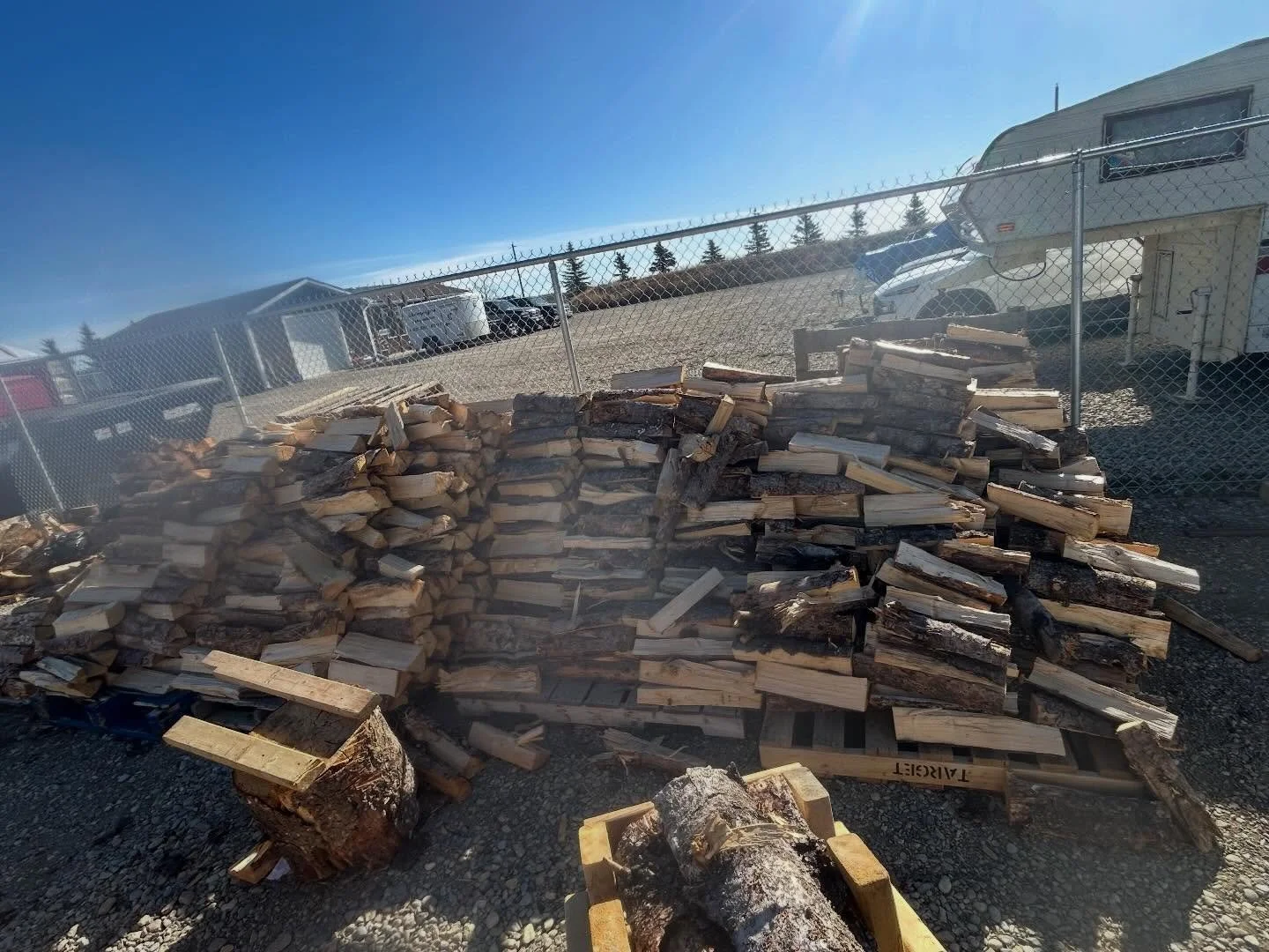 FIREWOOD SALE!!! 🔥 
Stay warm and keep the fire going with season ready to burn firewood whether you&rsquo;re heading out for a weekend camping trip or stocking up for the backyard fire pit we&rsquo;ve got you covered.
Pricing :
$5 for individual bu