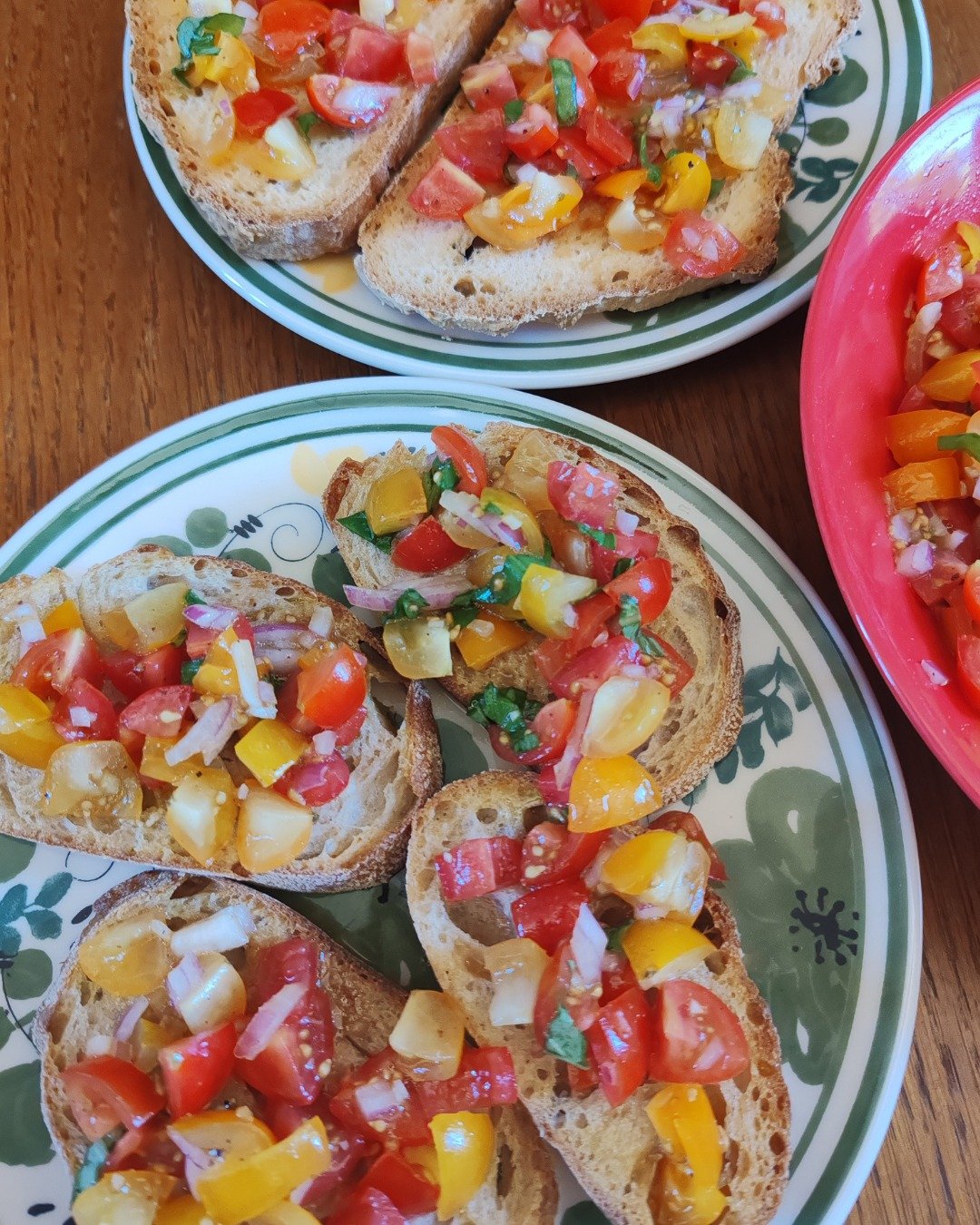 Amy&rsquo;s homemade bruschetta is one of our favourites for sunny days. Fresh, flavourful, and best enjoyed slowly, preferably with a glass of wine and our mountain view!

🇫🇷: La bruschetta maison d&rsquo;Amy est l&rsquo;une de nos pr&eacute;f&eac