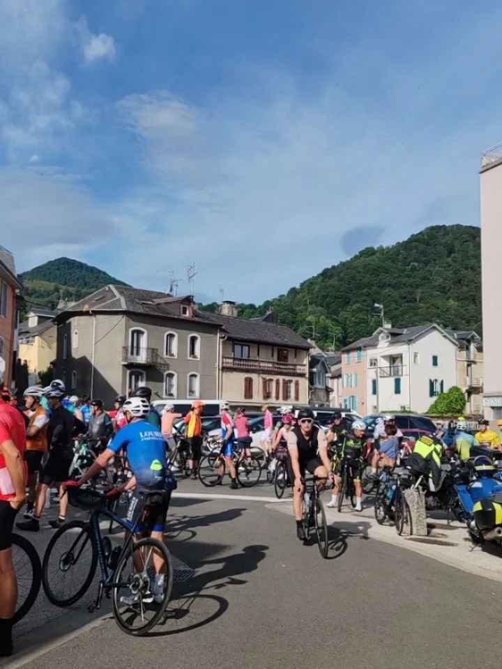 It was such a wonderful vibe in Bagn&egrave;res de bigorre today as hundreds of cyclists gathered to follow the Geant or the Silver Giant as he is also known, to his summer resting place at the top of the Col du Tourmalet.

So good to see so many clu