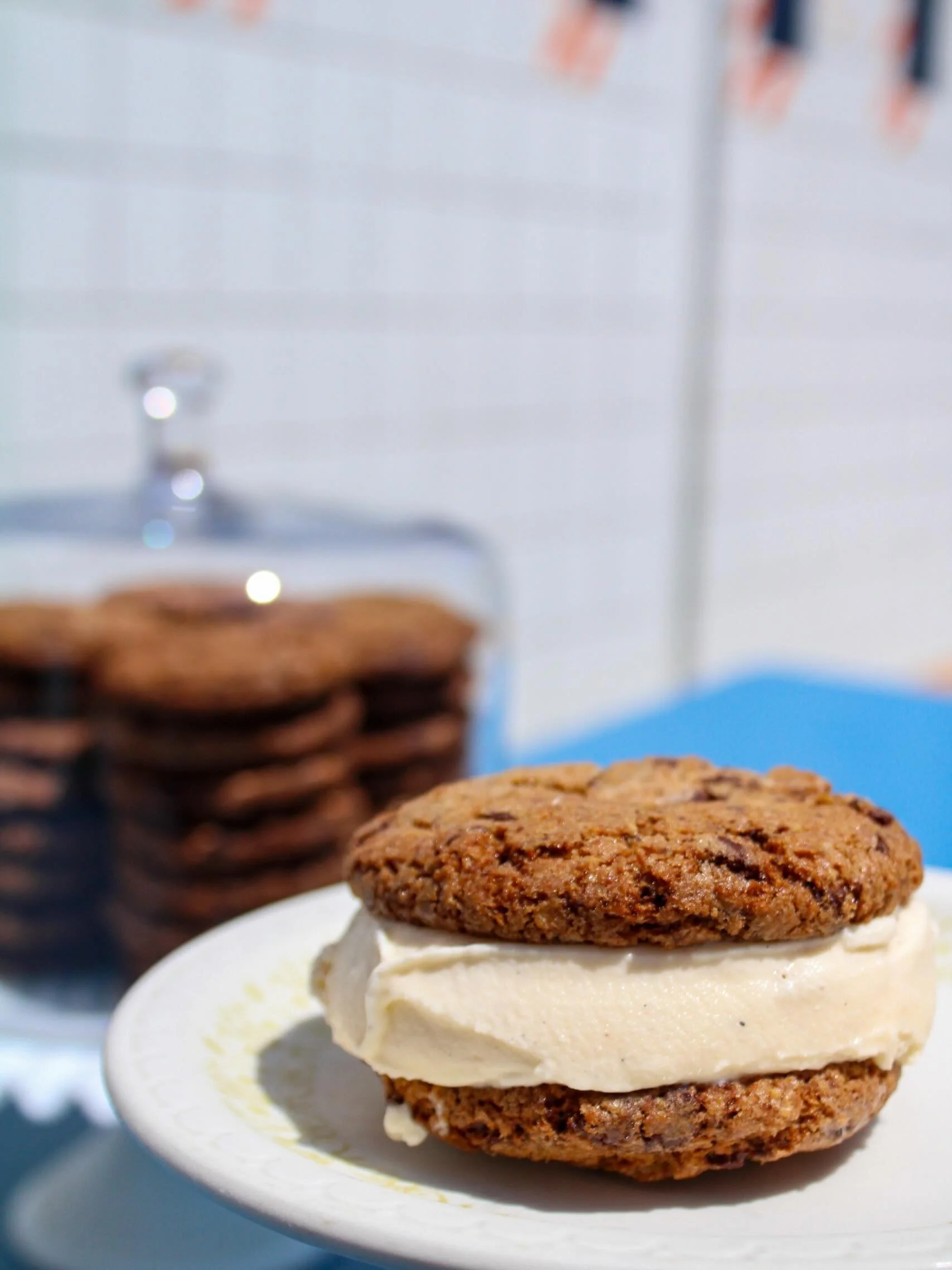 Ice cream sandwiches &amp; 90&deg; weather incoming ☀️🍪 Beat the heat with these tasty treats made with the iconic cookie Ryan perfected after 49 attempts&hellip; because he just had to make sure it was THAT cookie 💅