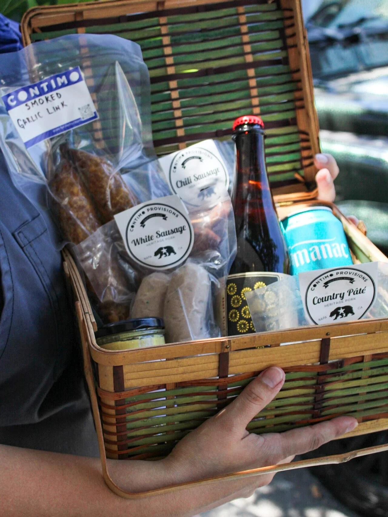 Memorial Day lineup: sausages on the grill, p&acirc;t&eacute; in the basket, cold drinks in hand &amp; music all weekend long 🎸🧺✨