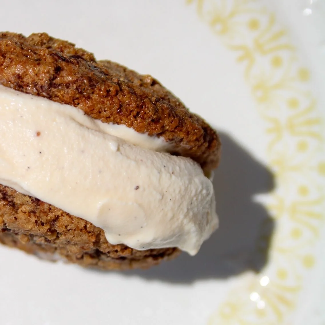 🎶 It&rsquo;s gettin&rsquo; hot in hereee ☀️🍦 84&deg; weather means ice cream sandwich season is officially back