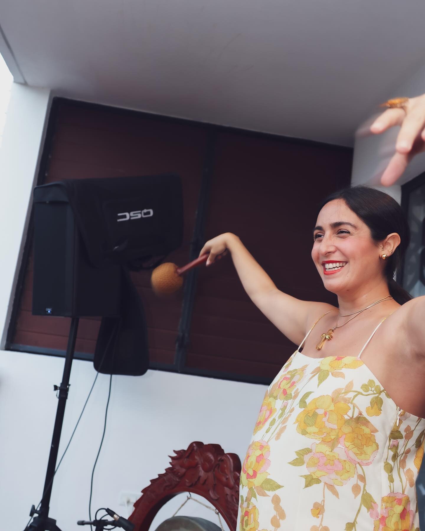 Nuestra boda sorpresa fue precedida por un gran performance. El gong son&oacute; tres veces. P&eacute;talos bajaron en canastas y se regaron por el suelo. La jueza y yo cambiamos de vestuario, ella frente les invitades y yo a escondidas. Agradecida p