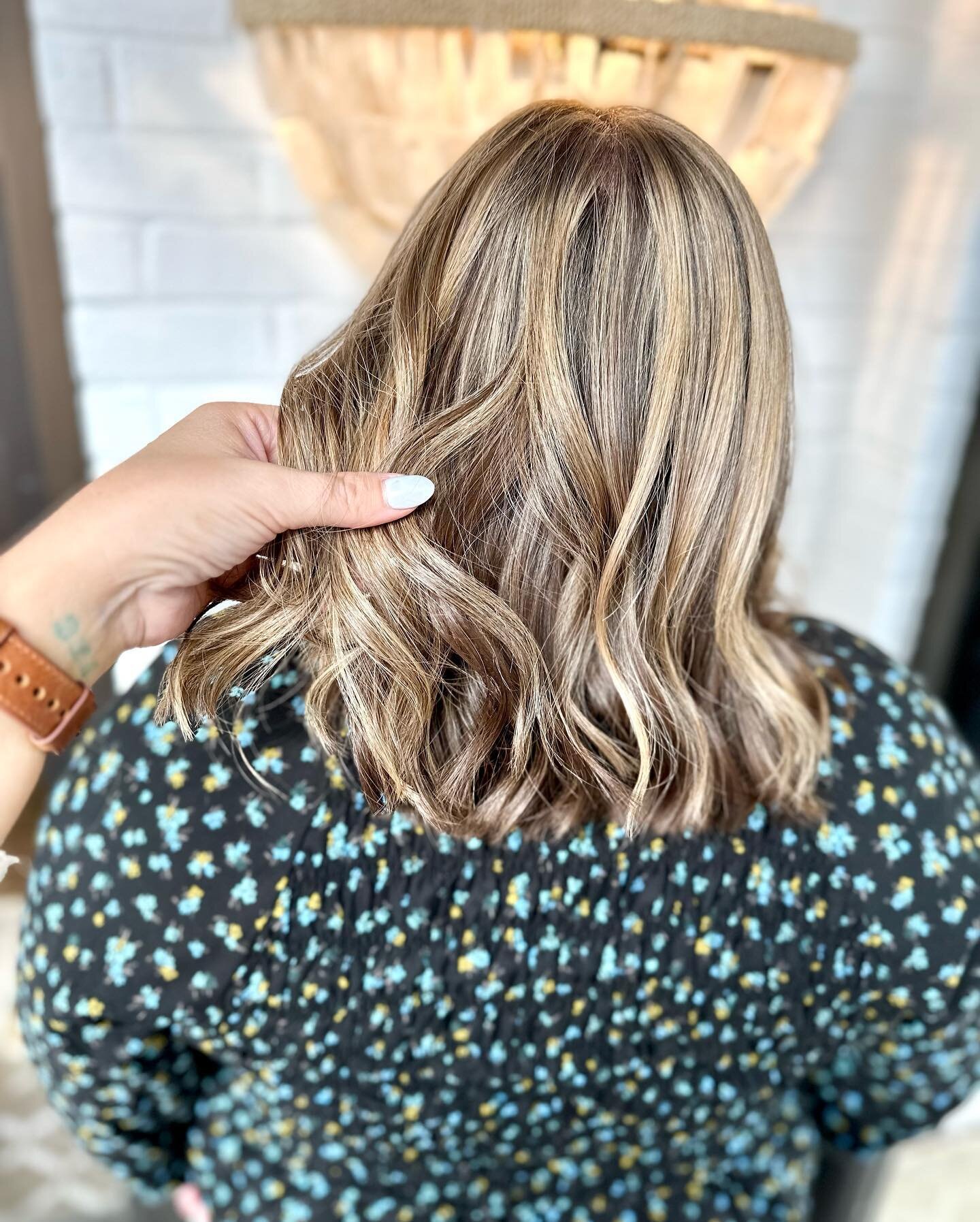 I love a warm blonde for the fall 🍂

This sweet momma deserved a day of pampering. She is such a sweet person &hearts;️ 

#salonatjosies #hairbylex #fallhair #warmblonde 

DM me for an appointment or with link in my bio.
