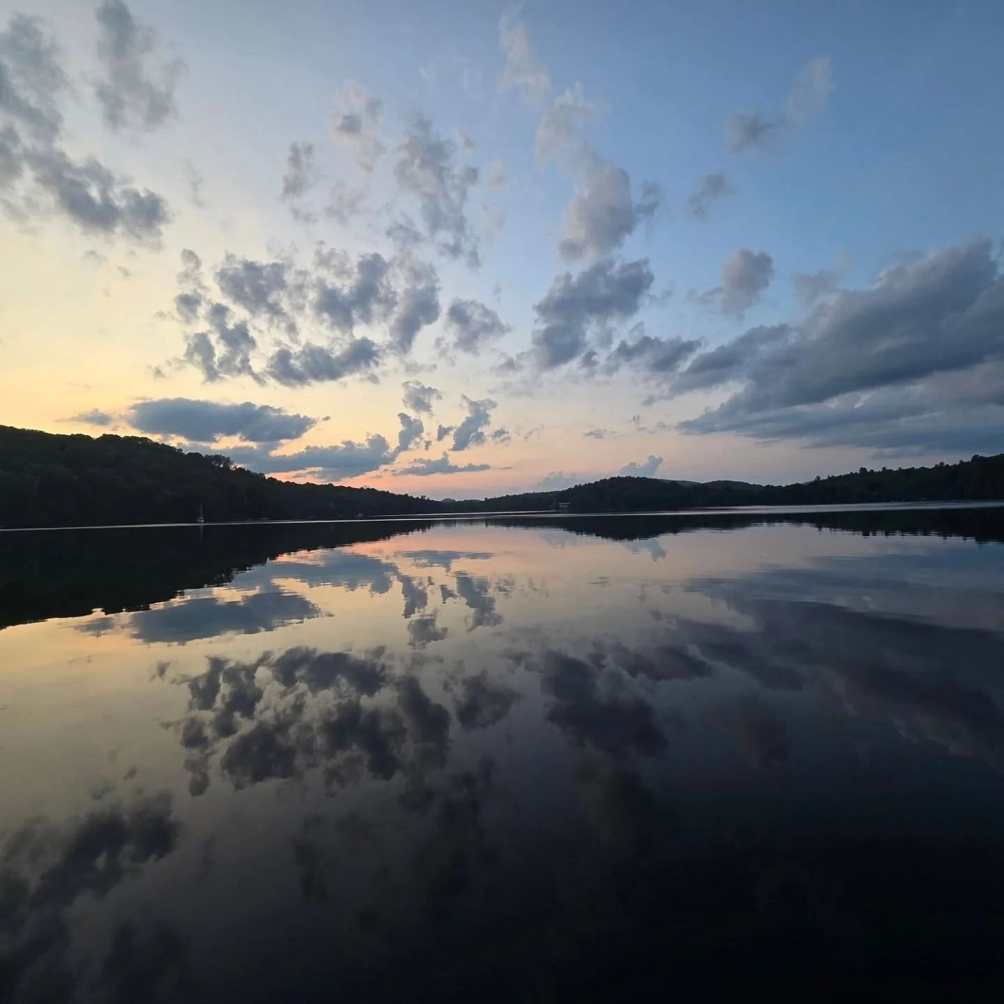 #mtnliving #jeanneau #realtor #boat #tours 
Contact moi pour rerserver ta visite vue du lac. Lien dans la bio.