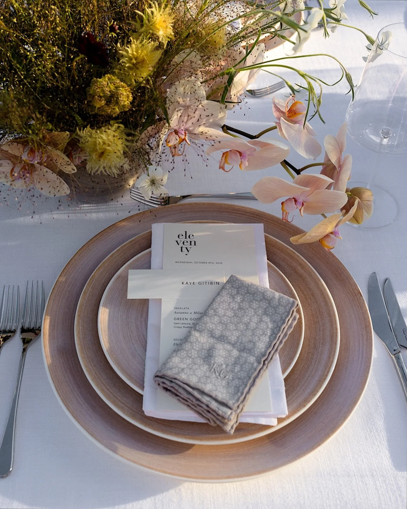 As always, I’m admiring @muniakstudio’s picturesque event design from my Midwest home studio, adding menus and place cards to the tablescape! The team created a magical evening for @eleventy_milano in sunny California. Honored to play my