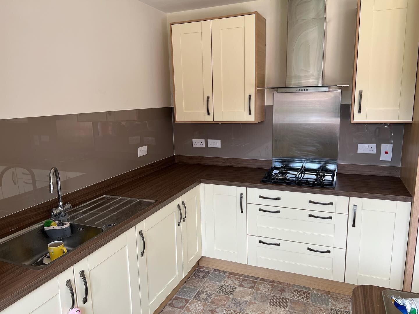 A recent splashback we installed is this @alusplash Metallic Latte splashback fitted in Reading ☕️
