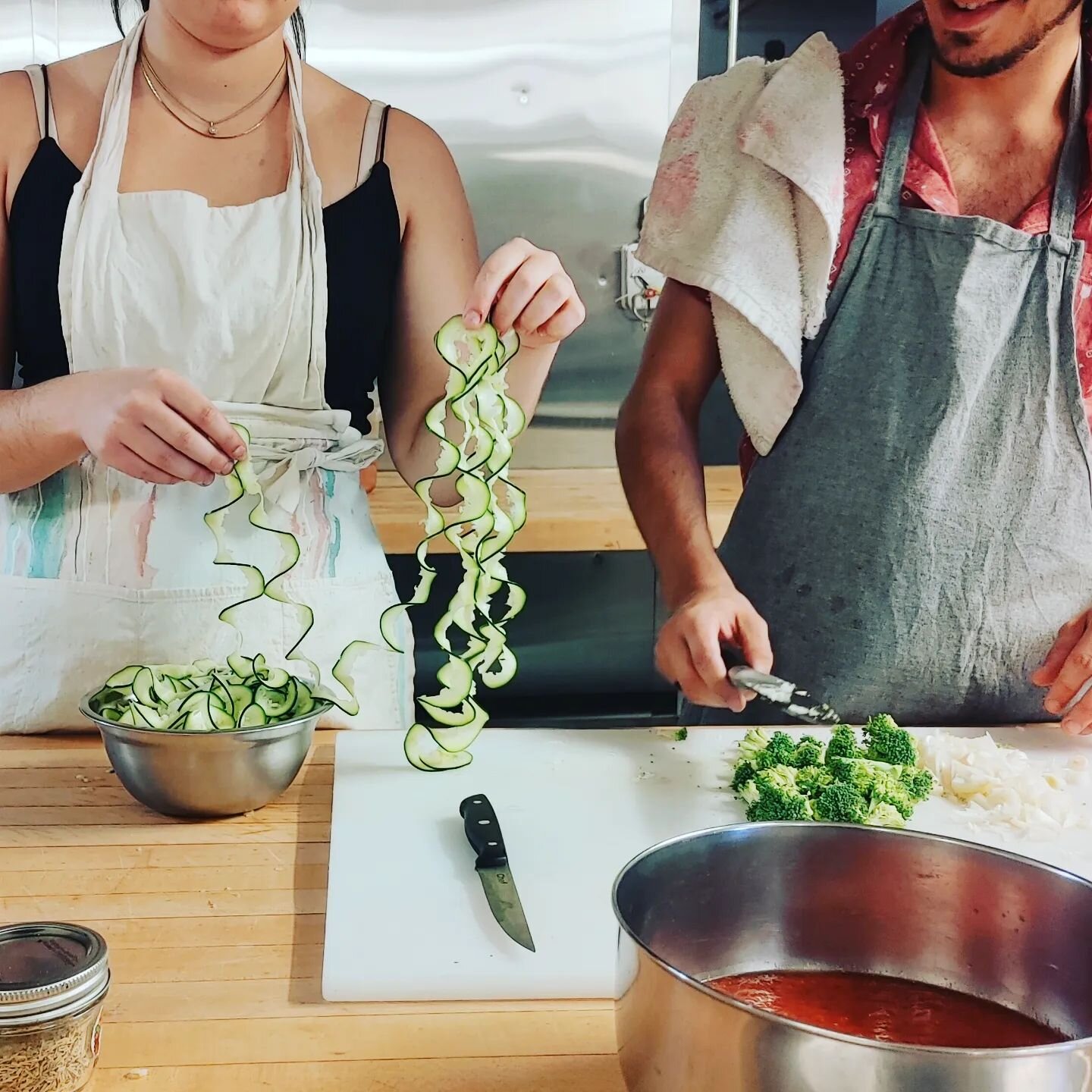 These young adults are ready to work - we tested out meals that claim to be ready under 30mins and $20 ! 

Super fun - this duo made Zoodles 👍

Hire us to do a private cooking class or school field trip! 

#keys #kingstonontario #eattogether #cookin