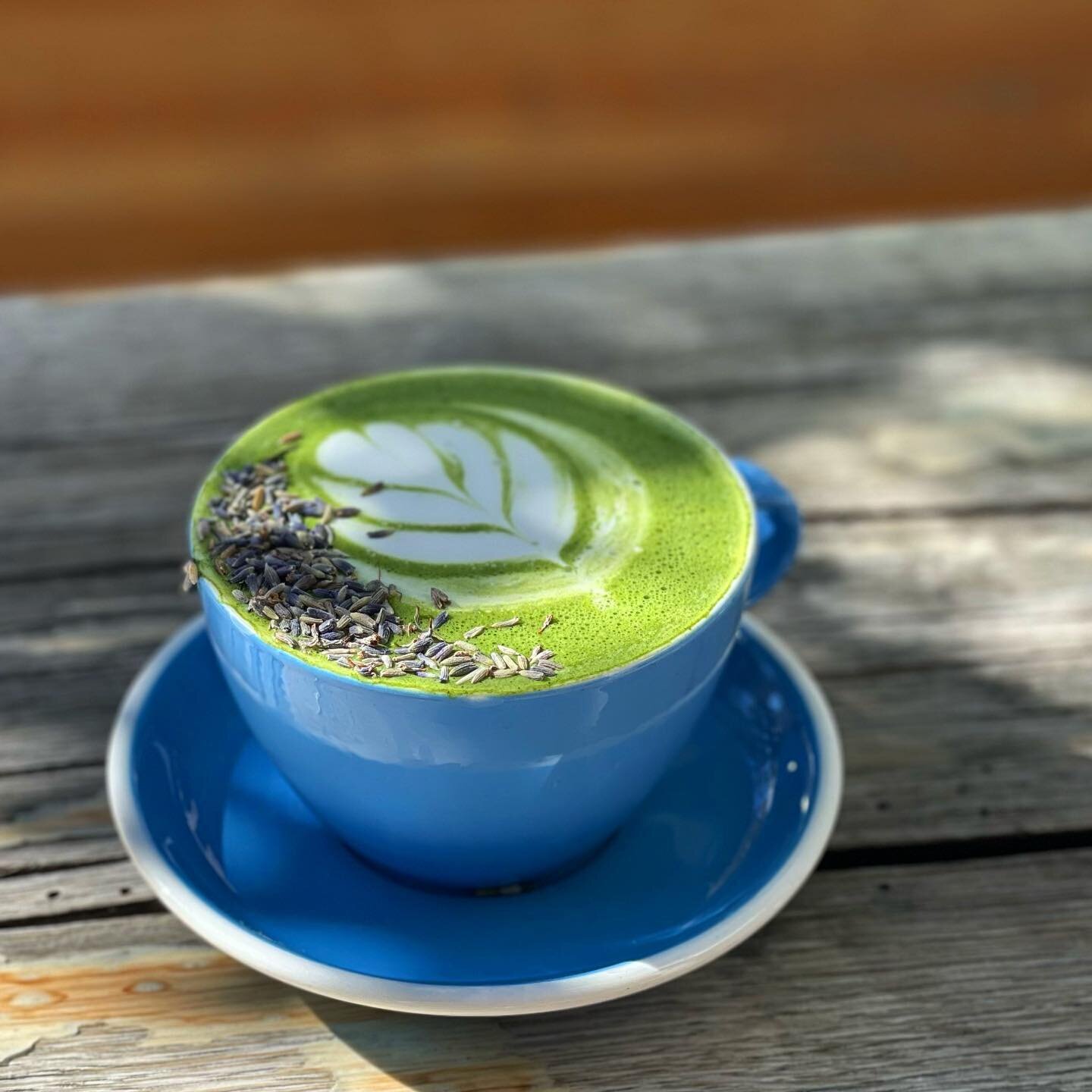 Matcha lavender latte 💚 Our house-made lavender syrup is made with real lavender! 🤗

........
#denvercoffee #denverbreakfast #matchalatte #lavenderlatte #denverlunch