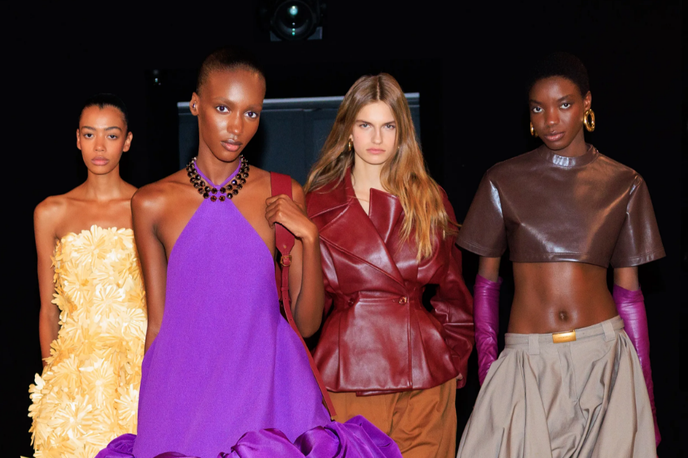 Balenciaga Spring 26 : la mode passe en “material-tech”