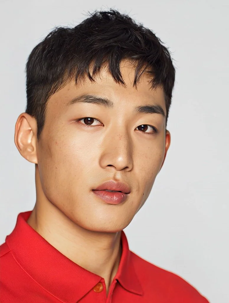 Portrait d'un jeune homme asiatique portant une chemise rouge clair Mannequin Virtuel IA par Artcare