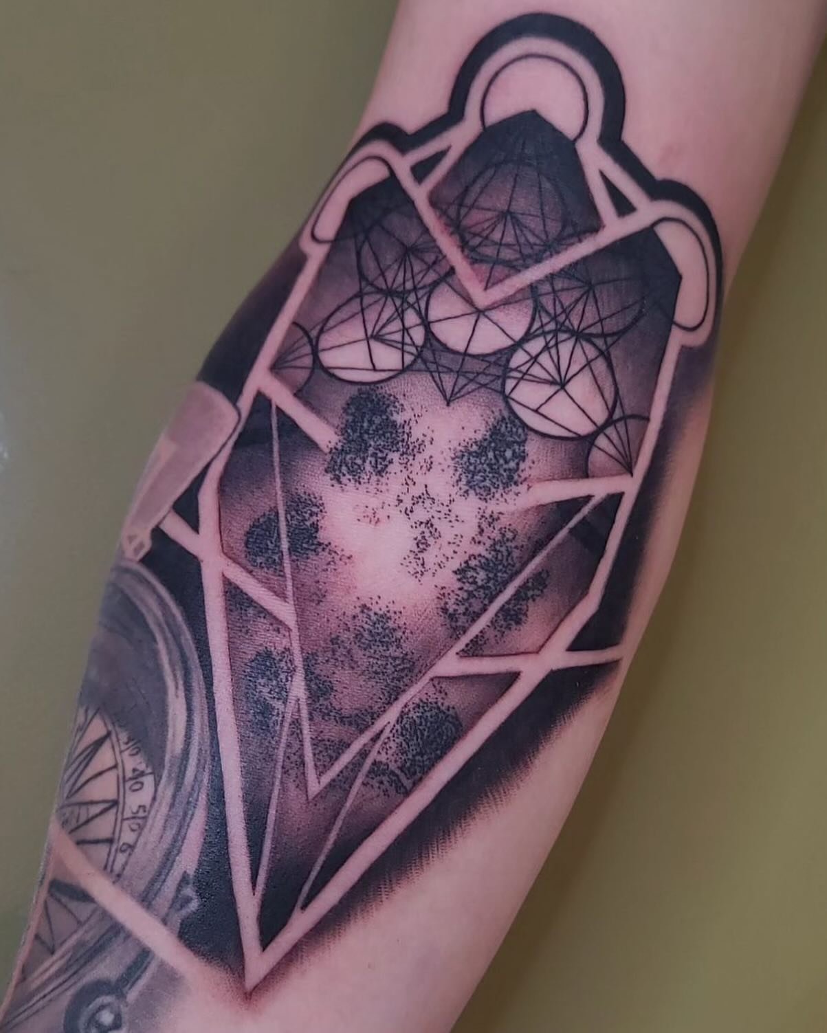 Jenny &lsquo;s version of a still shor of this geometric forearm piece.
She&rsquo;s Finding interesting way&rsquo;s of incorporating his dog&rsquo;s paw print and still keeping the theme of interesting geometric shapes.
This is the third piece on his