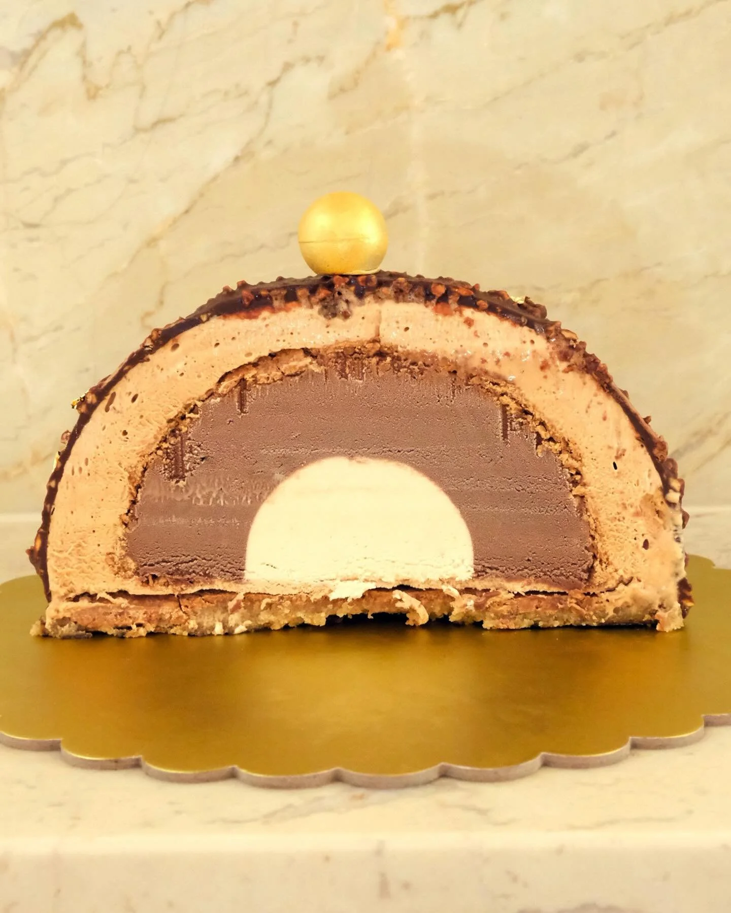 Seasons Eatings with Appetite 🎄 @chichogelato Xmas Cake, the Ferrero Bomba

Stand down, Christmas pud. This one&rsquo;s a showstopper in every sense: hazelnut gelato, chocolate sponge, crunchy praline and the kind of festive drama we fully support ?