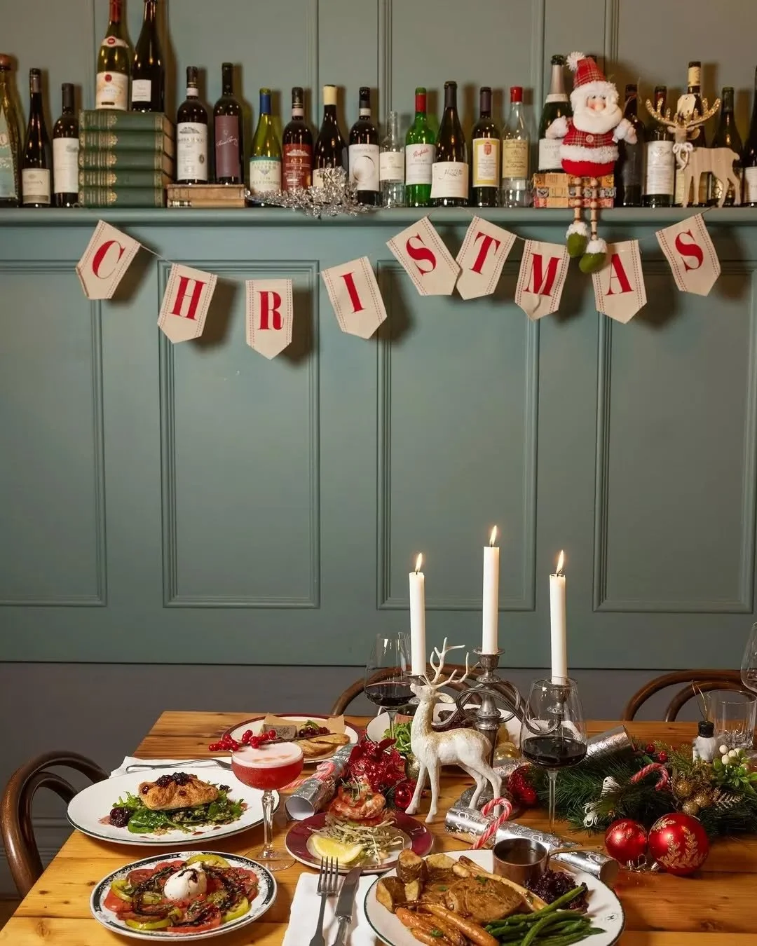 It&rsquo;s beginning to look a lot like Christmas at Mayfair Lane @mayfairlanewa and this is always one of our favourite shoots of the year.

The bon bons come out, the baubles get brighter and the menu leans into a traditional English Christmas feas