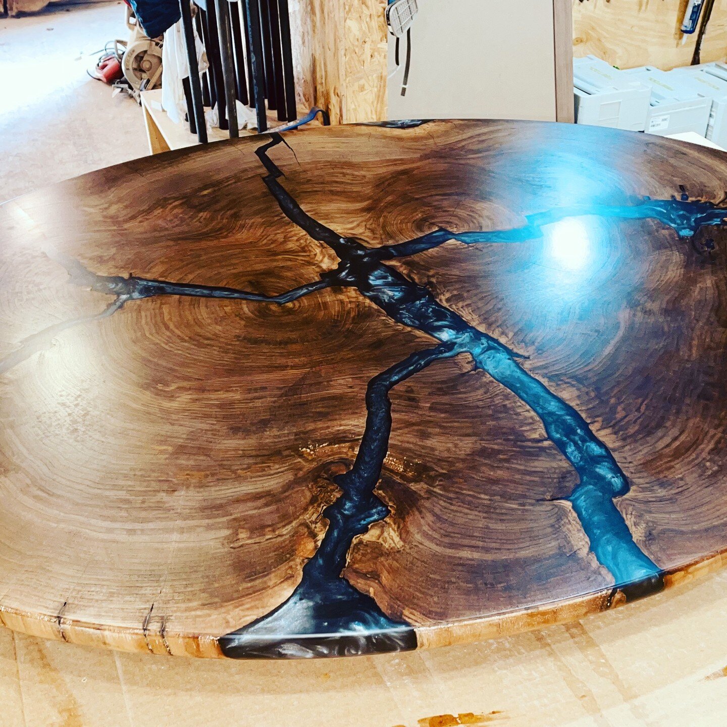 AWESOME Black Walnut trunk slices!! Two of them are elipses, measuring 48&quot;L x 36&quot;W, the other is round and is 37&quot;. All will make amazing coffee tables. What do think?
#madeinvermont#custommade#hugeblackwalnut#coffeetable#table#woodwith