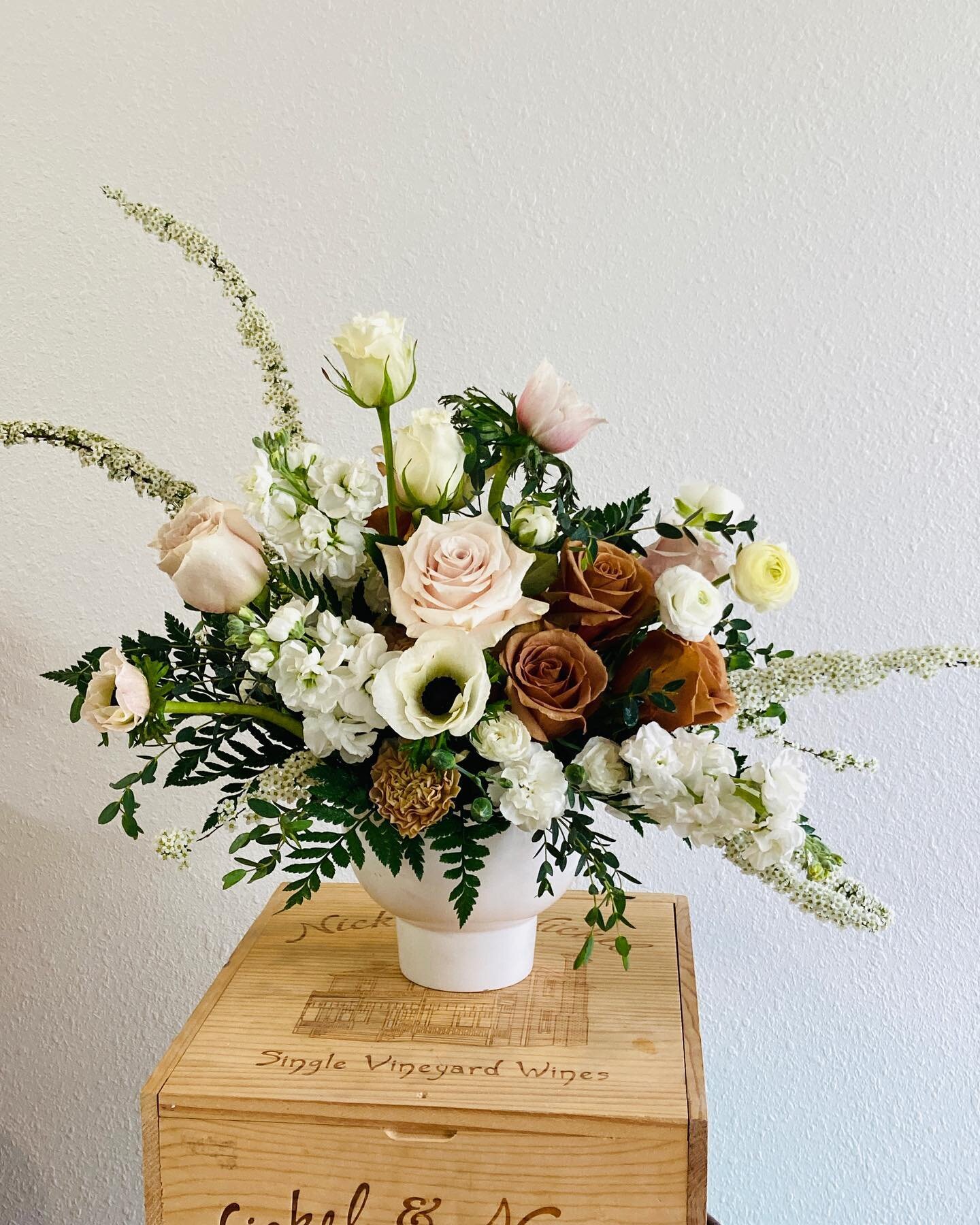 Toffee roses are my favorite. Whipped up this arrangement for delivery today. I&rsquo;m getting so close to finishing my certification at @floraldesigninstitute &hellip;. Just need to have a few slower days to get it done!
.
.
.
.
#toffeeroses #flowe