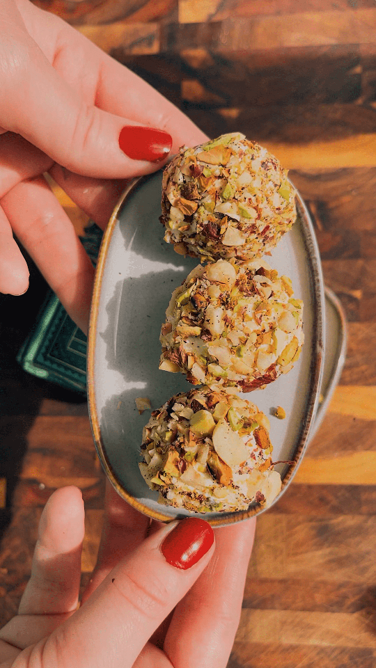 5_The Salty Greek_Cream Cheese Ball_Christmas Recipe_3.png