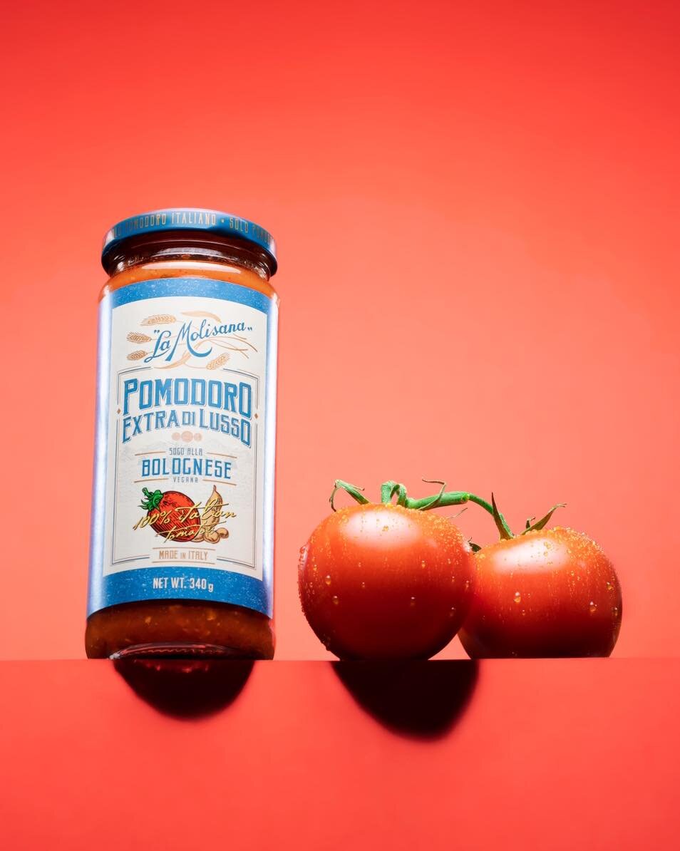 Saucy! 🍝 displaying some tomato-y goodness for your Wednesday morning. 

#product #pasta #sauce #tomato #red #photography #productphotography #photographylovers #advertising